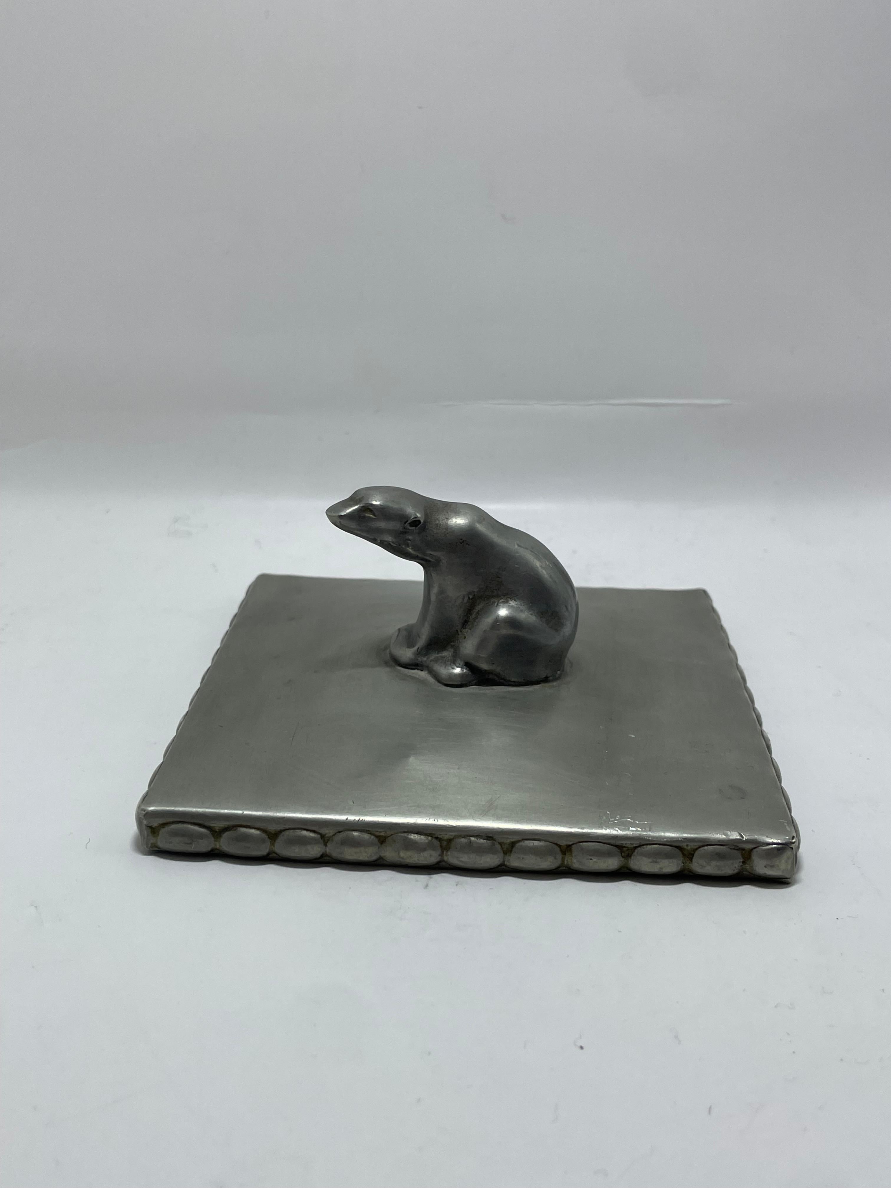 Cucharilla de té sueca Art Decó de estaño con remate de oso polar, años 30 Peltre en venta
