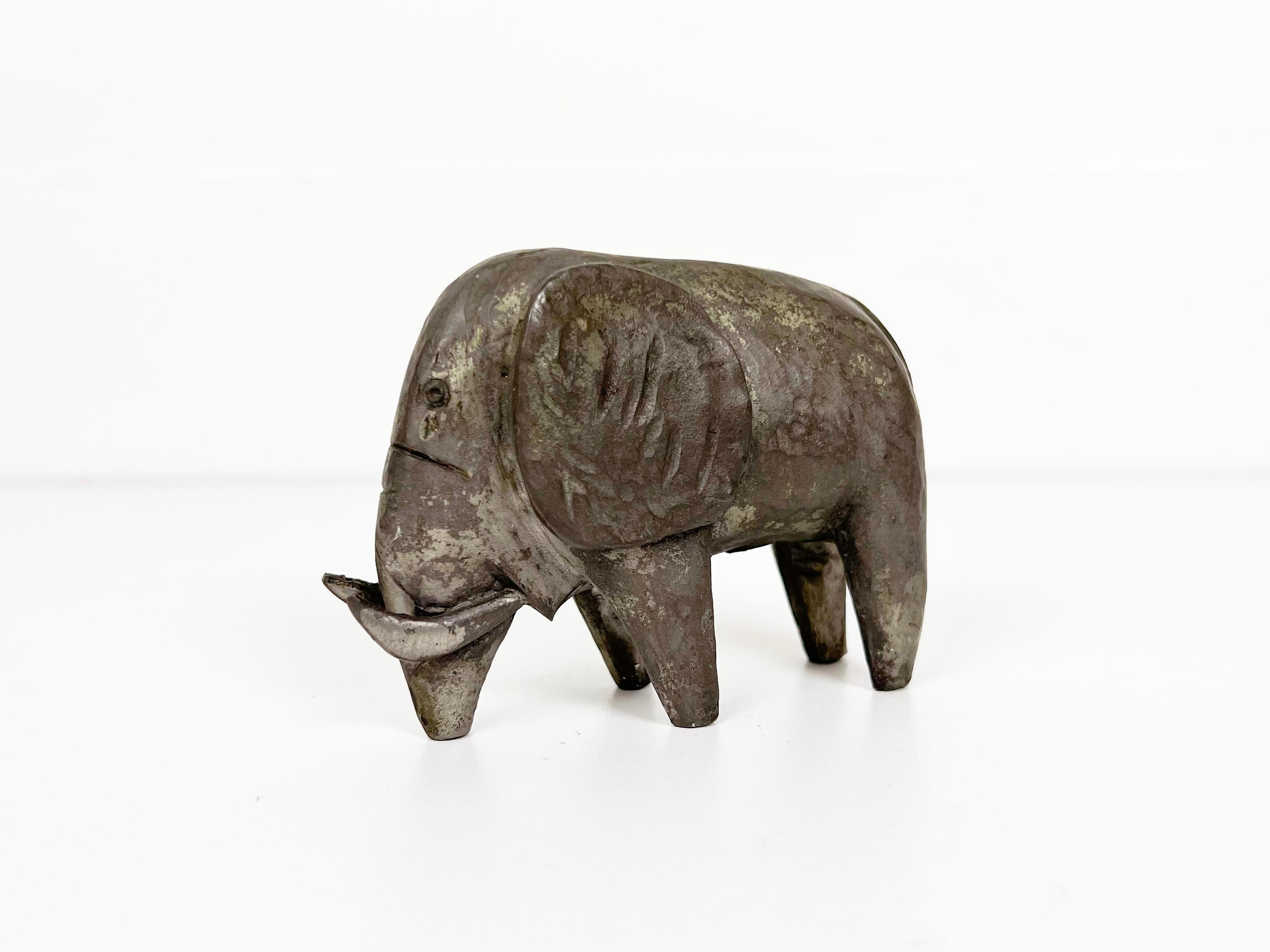 Vintage mammoth figurine made of solid pewter by Stieff for the Smithsonian Museum. Signed on underside. 

Maker: Stieff

Year: 1970s

Dimensions: 3.75