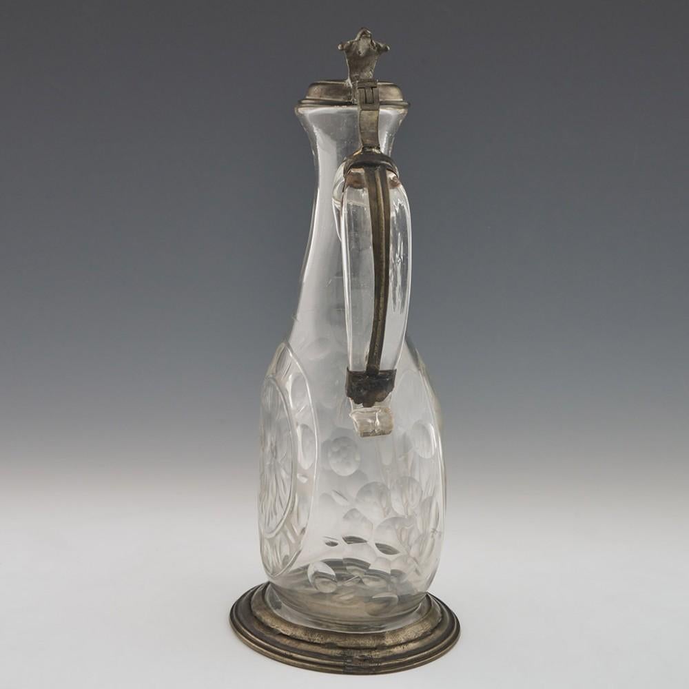 Jarra de clarete de vidrio montada en peltre, hacia 1790

Información adicional: 
Fecha: c1790
Origen: Probablemente Bohemia o Alemania
Color: Claro
Tapón: Tapa de peltre
Cuello: Cuello cortado en rodajas con labio en pico de gorrión - asa