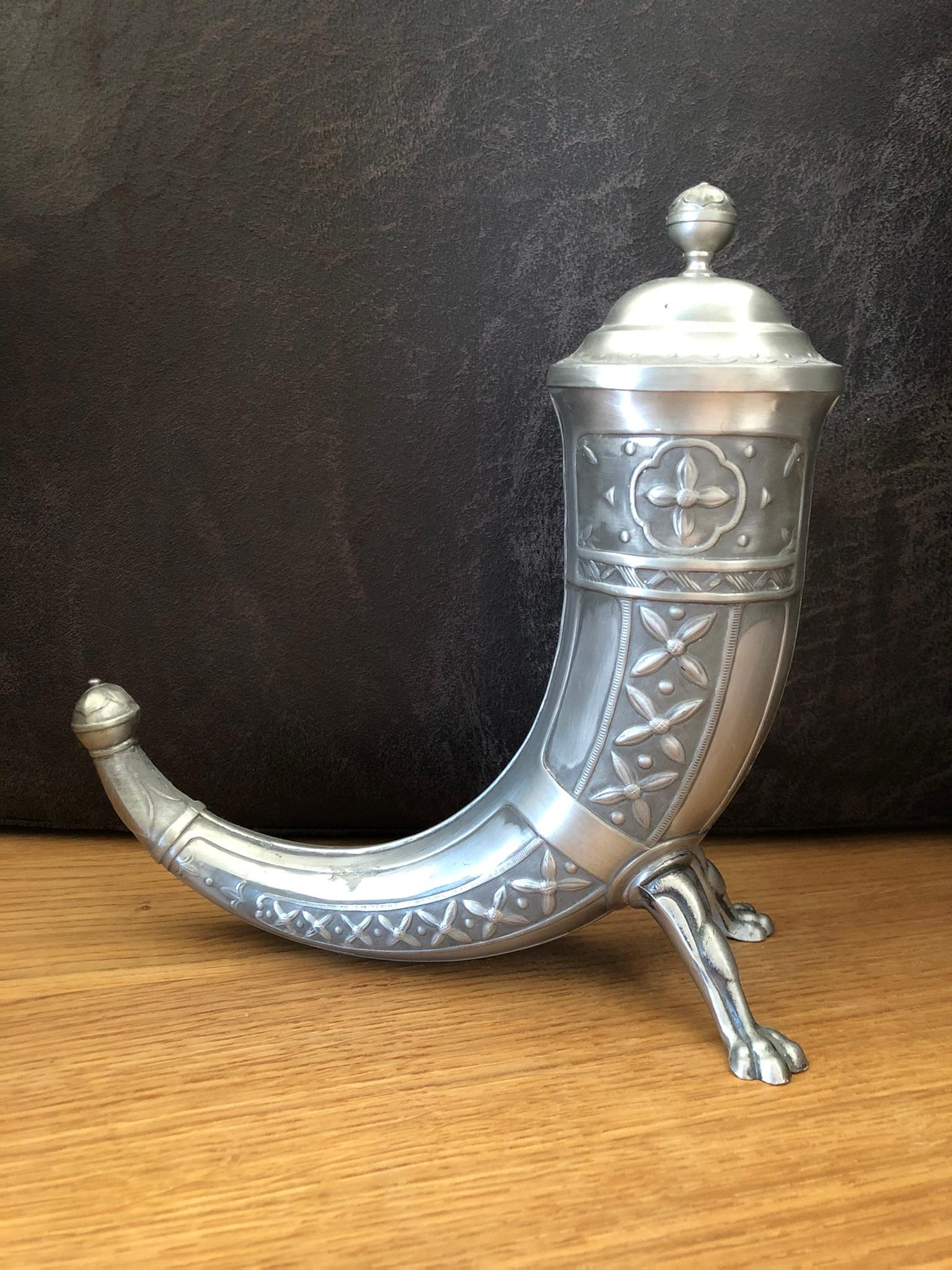 With a soft patina, this Aksel Holmsen Horn is a real treasure. It stands stable. the lid and tail are adorned with matching embellishments.