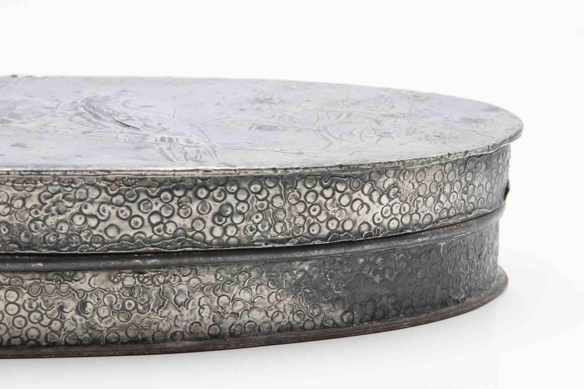 Pewter oval box realized in the early 20th century.

Very good condition.