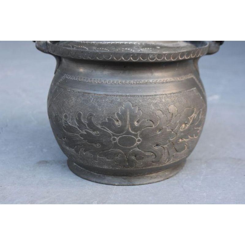 Pewter pot from India with late 19th century foliage, 18 cm high and 20 cm in diameter.