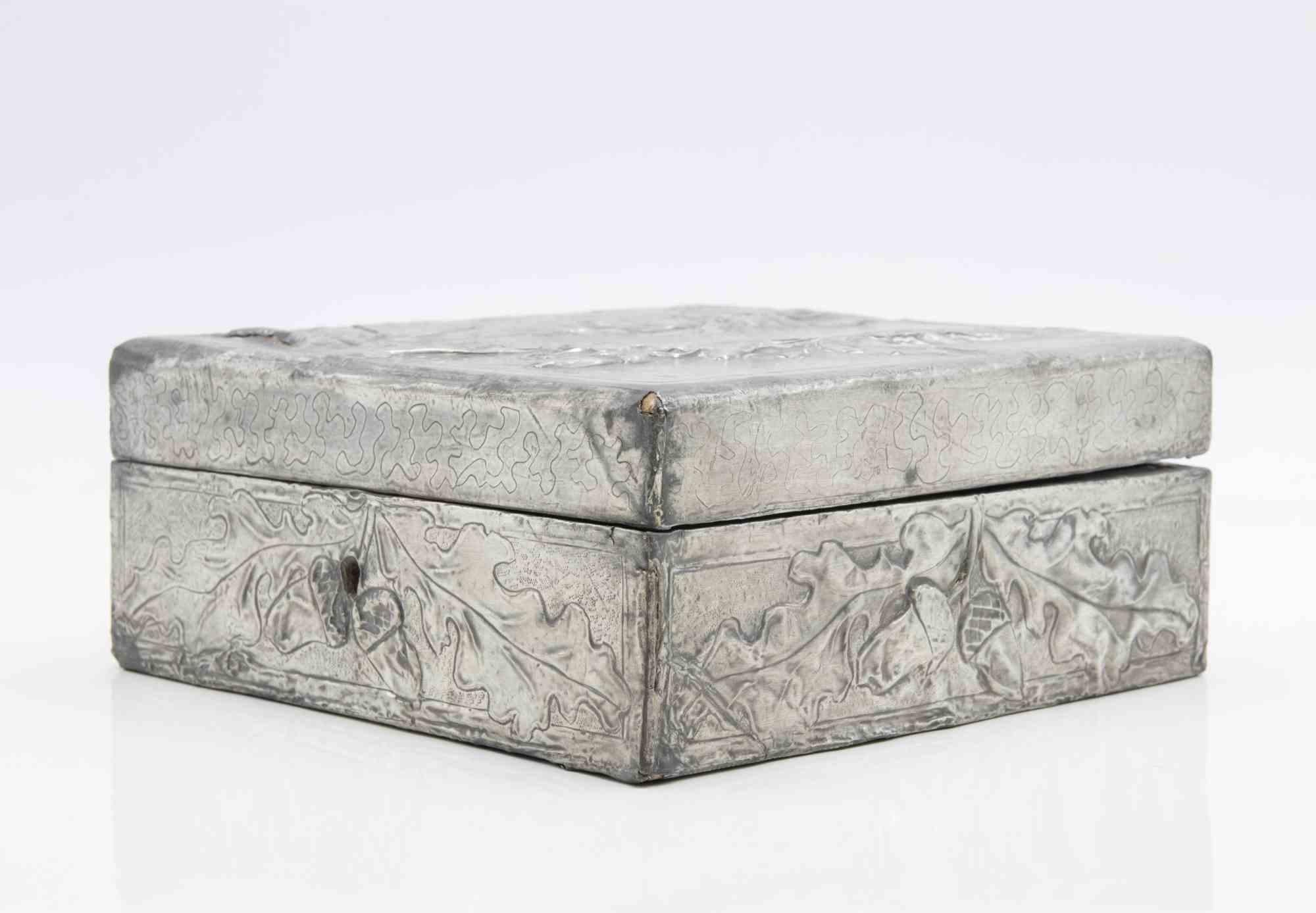 Pewter rectangular box realized in the early 20th Century.

Dimensions : H 7 x L 17 x D 17 cm.

Very good condition.