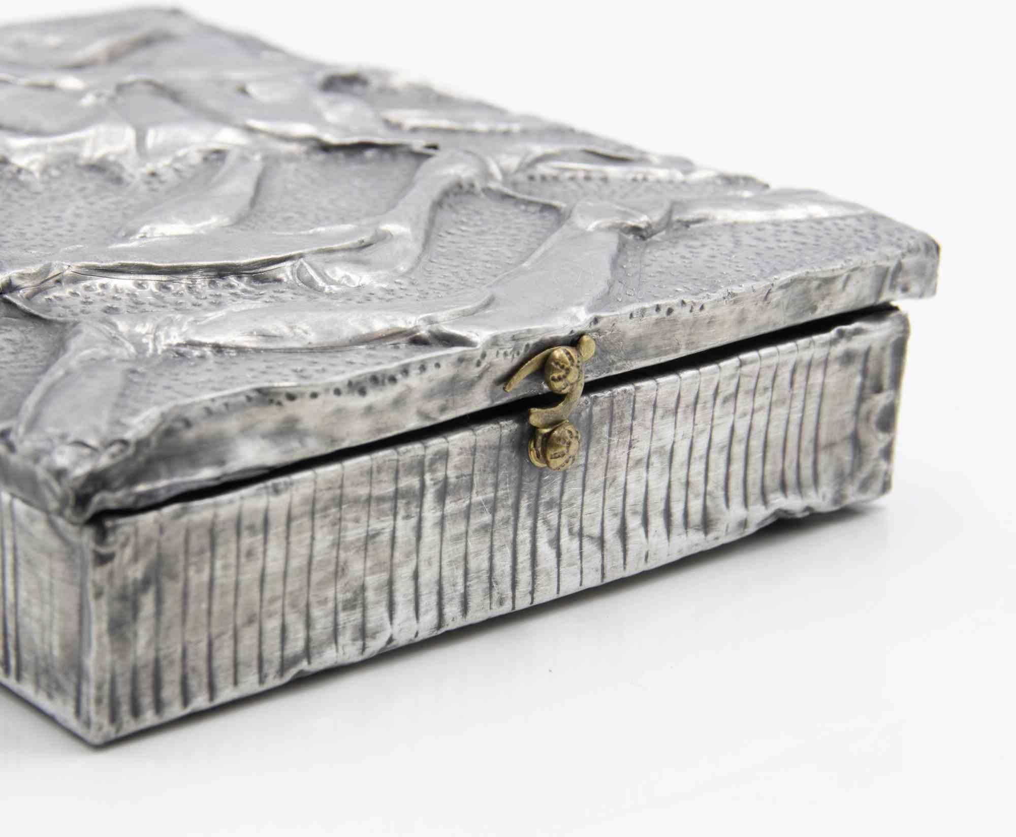 Pewter rectangular box realized in the early 20th century.

Dimensions : H 2.7 x L 10 x P 12.4 cm.

Very good condition.