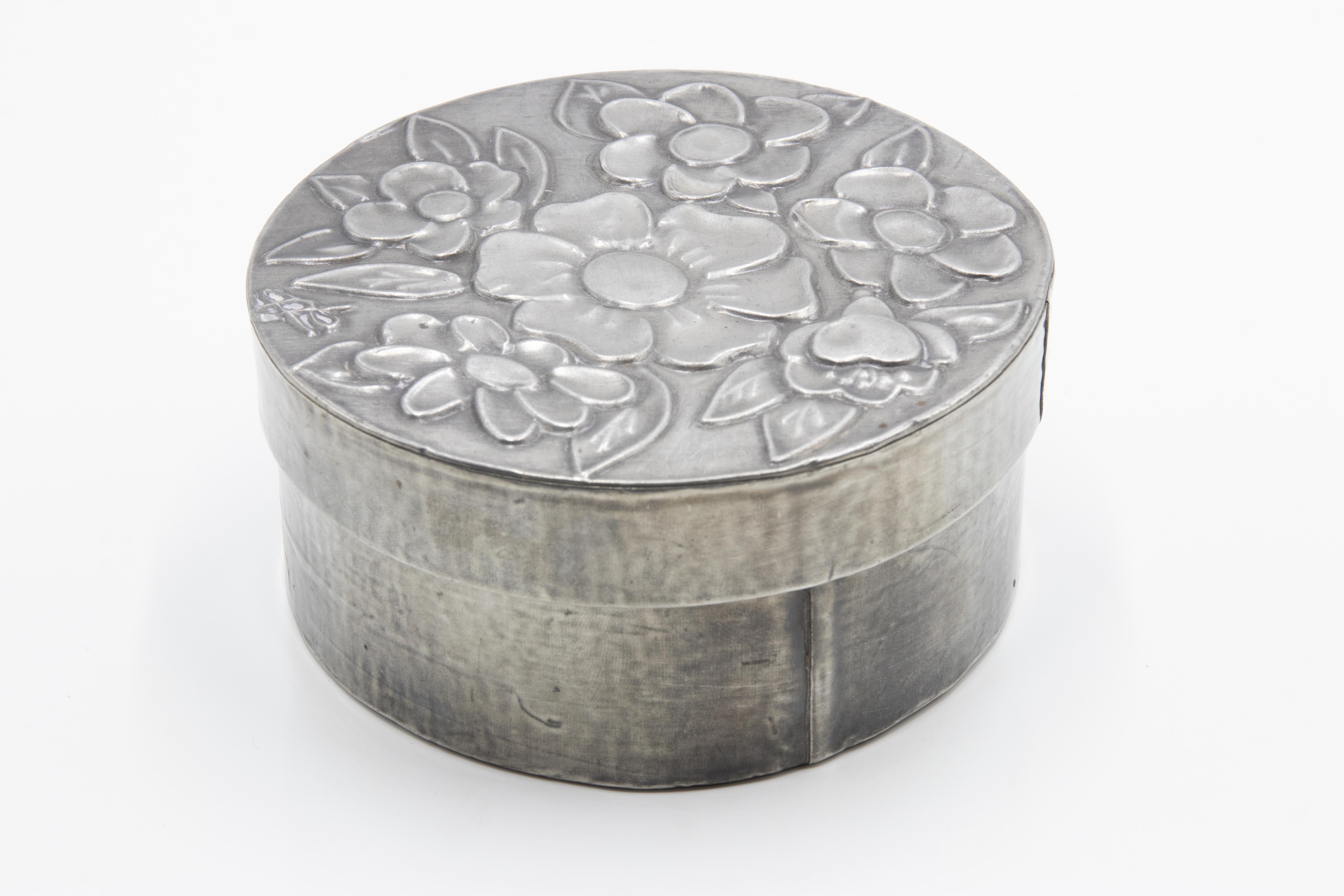 Pewter round box realized in the eary 20th century

Very good condition.