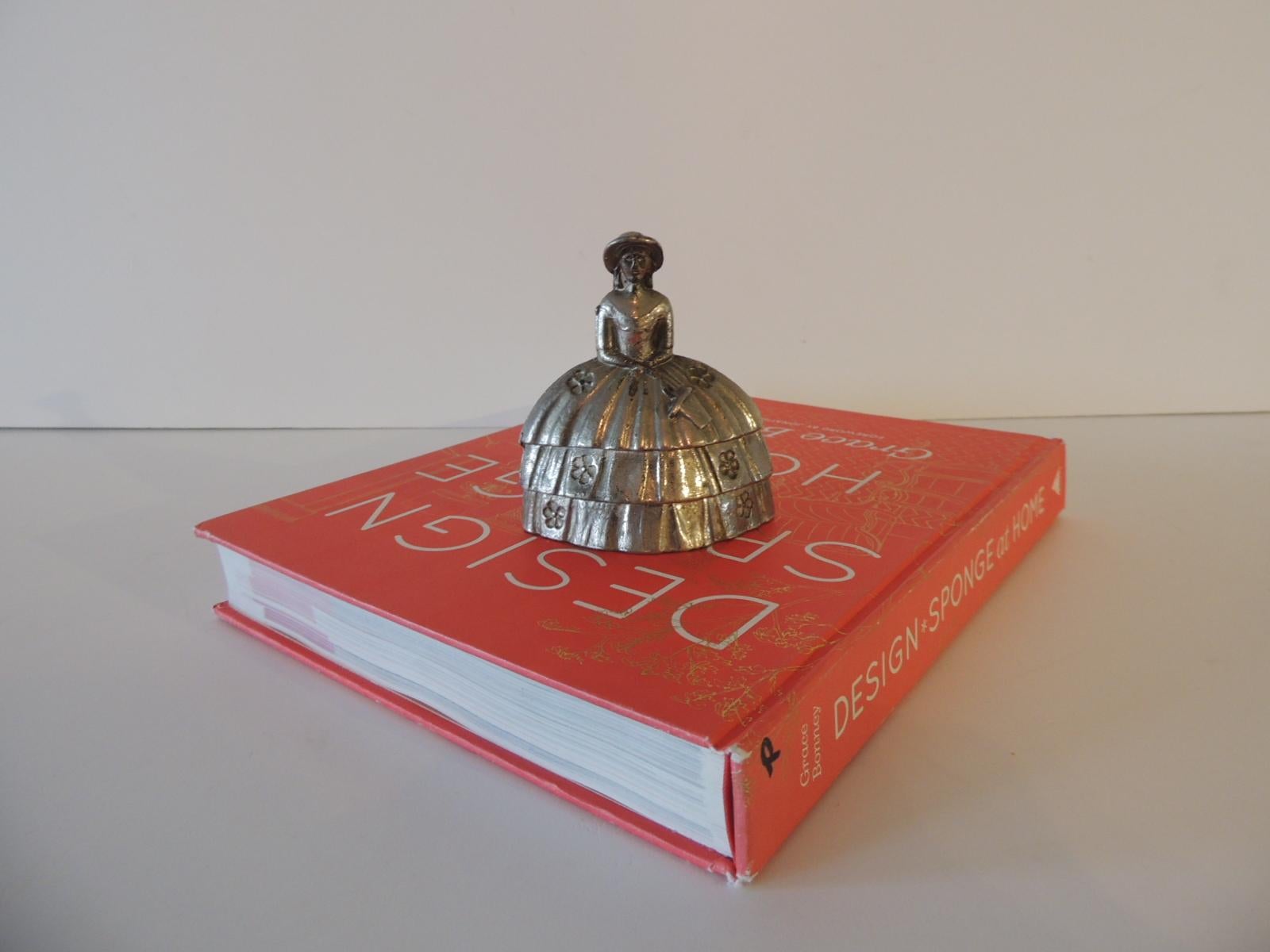 Pewter table bell of Infanta Margarita Teresa Juan Bautista Martine Del Mazo.
Size: 3.5