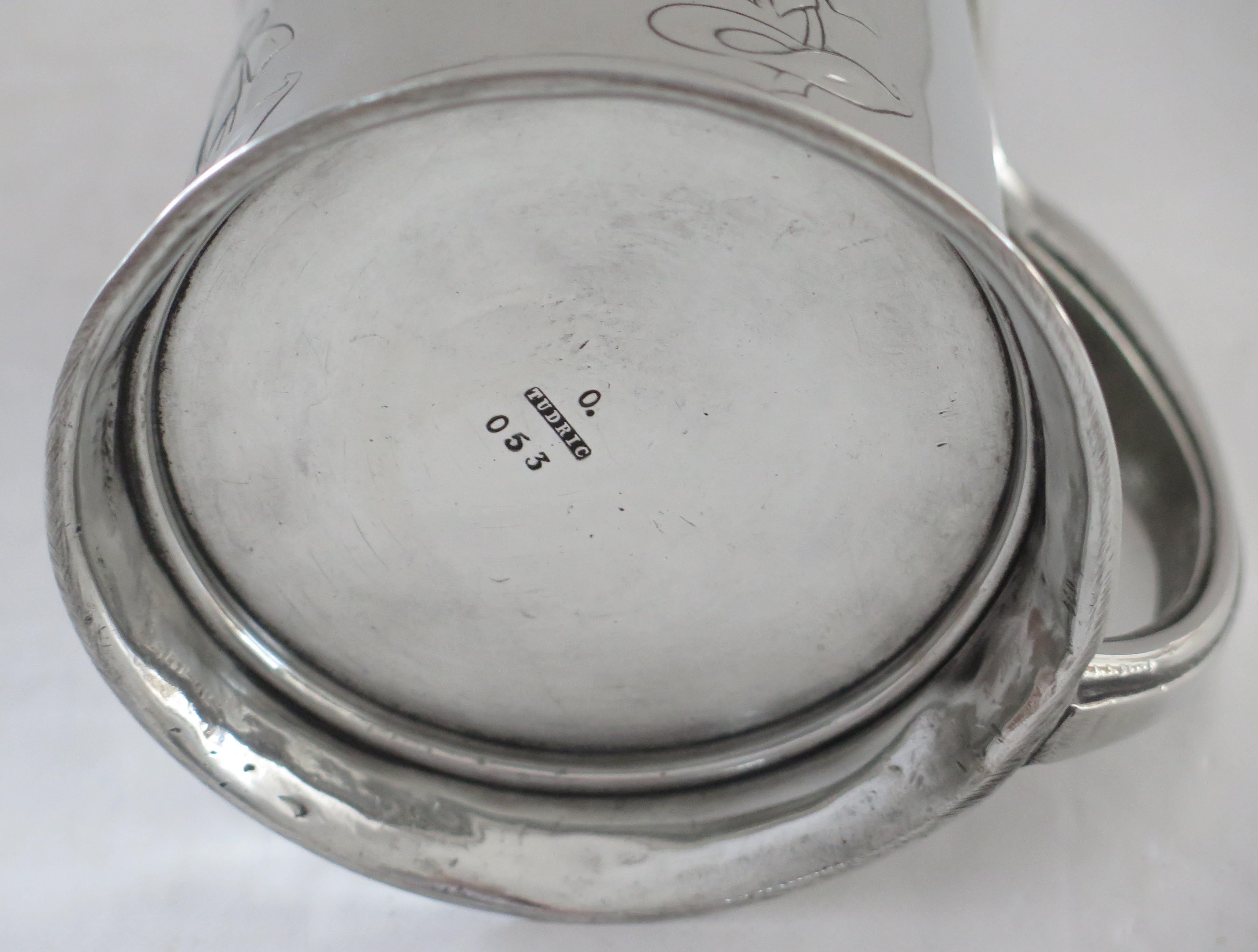 Jarra de peltre diseñada por Archibald Knox para Liberty Tudric nº 053, hacia 1902 en venta 4