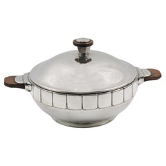 Plat central de table couvert de soupe en étain de H.J. Genève, années 1940