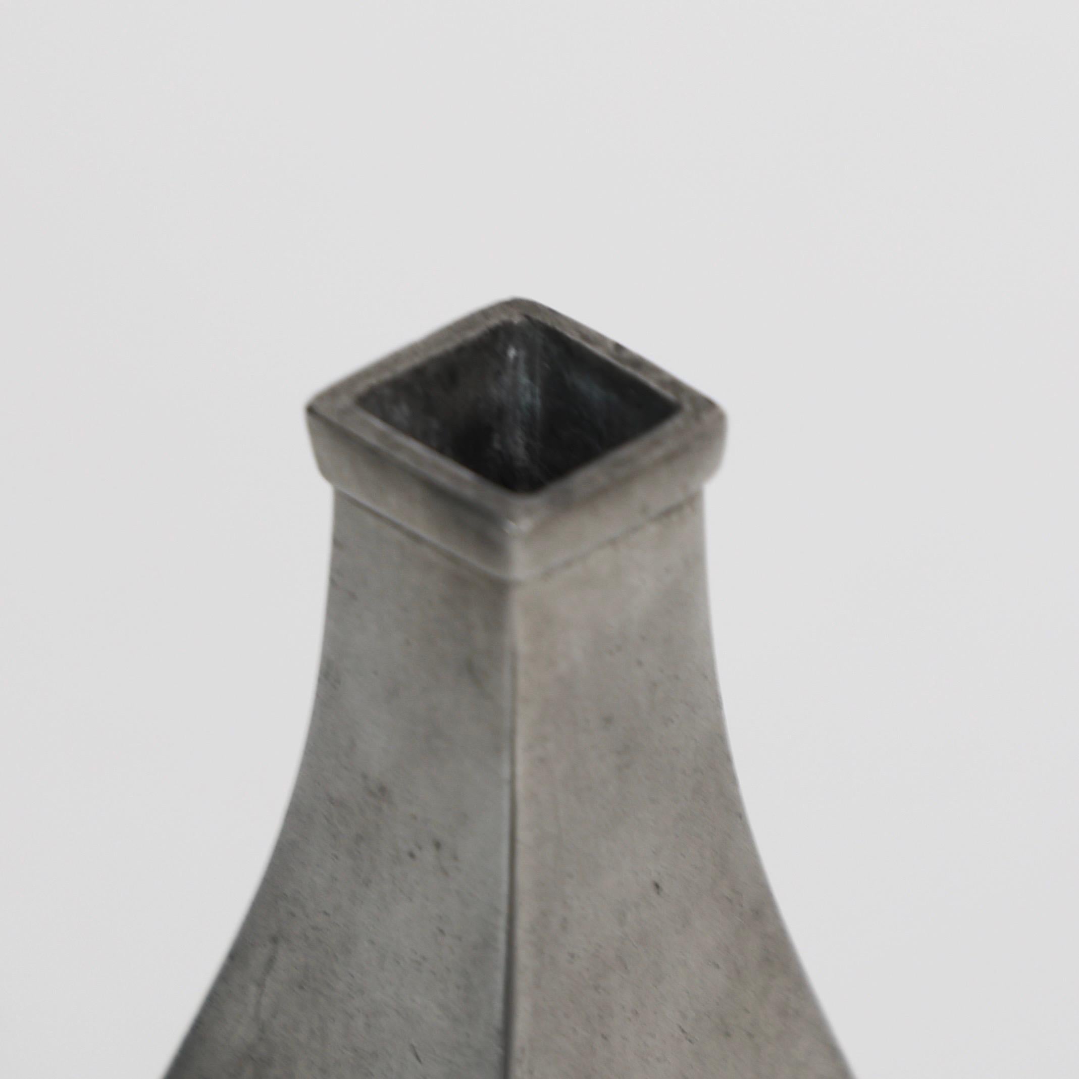 Vaso in peltro disegnato da Ellen Schlanbush per Just Andersen, anni '50, Danimarca in vendita 5