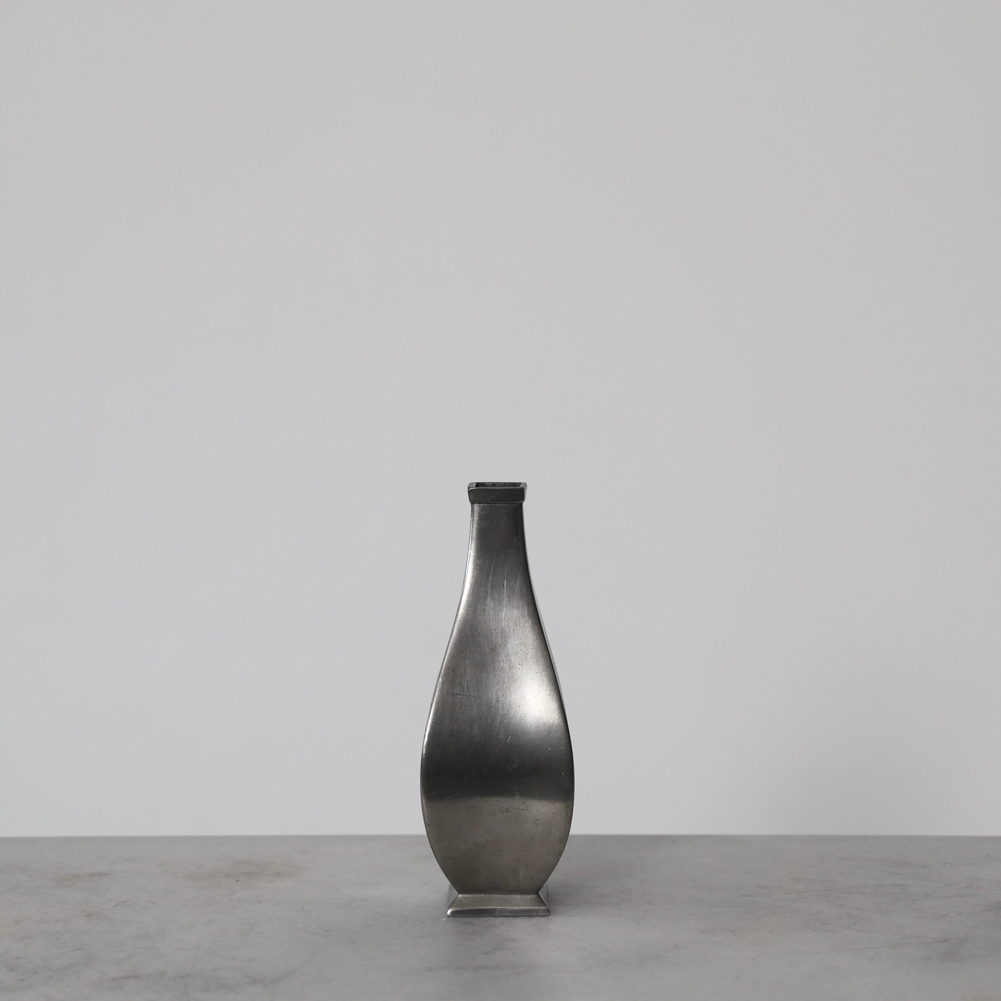 Vaso in peltro disegnato da Ellen Schlanbush per Just Andersen, anni '50, Danimarca In condizioni buone in vendita a Værløse, DK