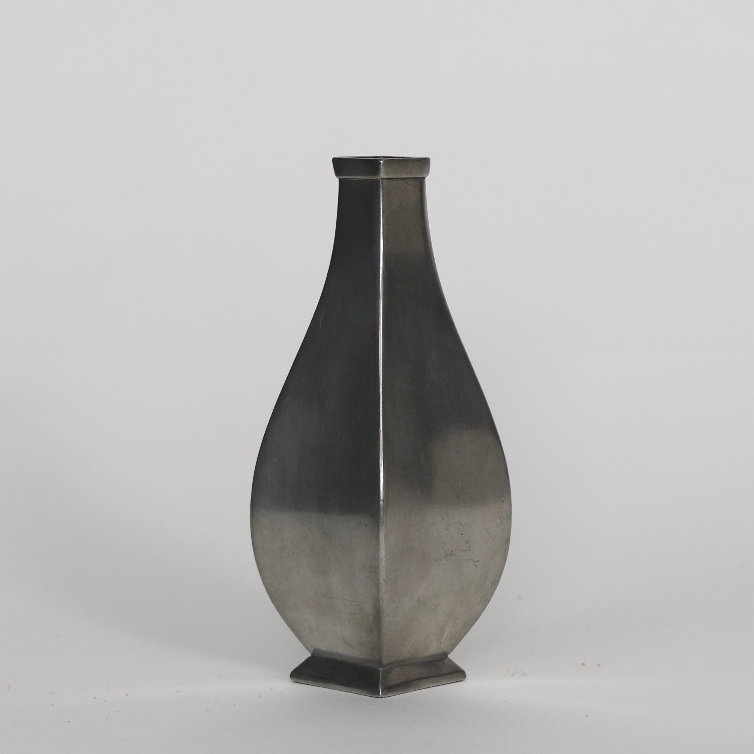 Vaso in peltro disegnato da Ellen Schlanbush per Just Andersen, anni '50, Danimarca in vendita 2