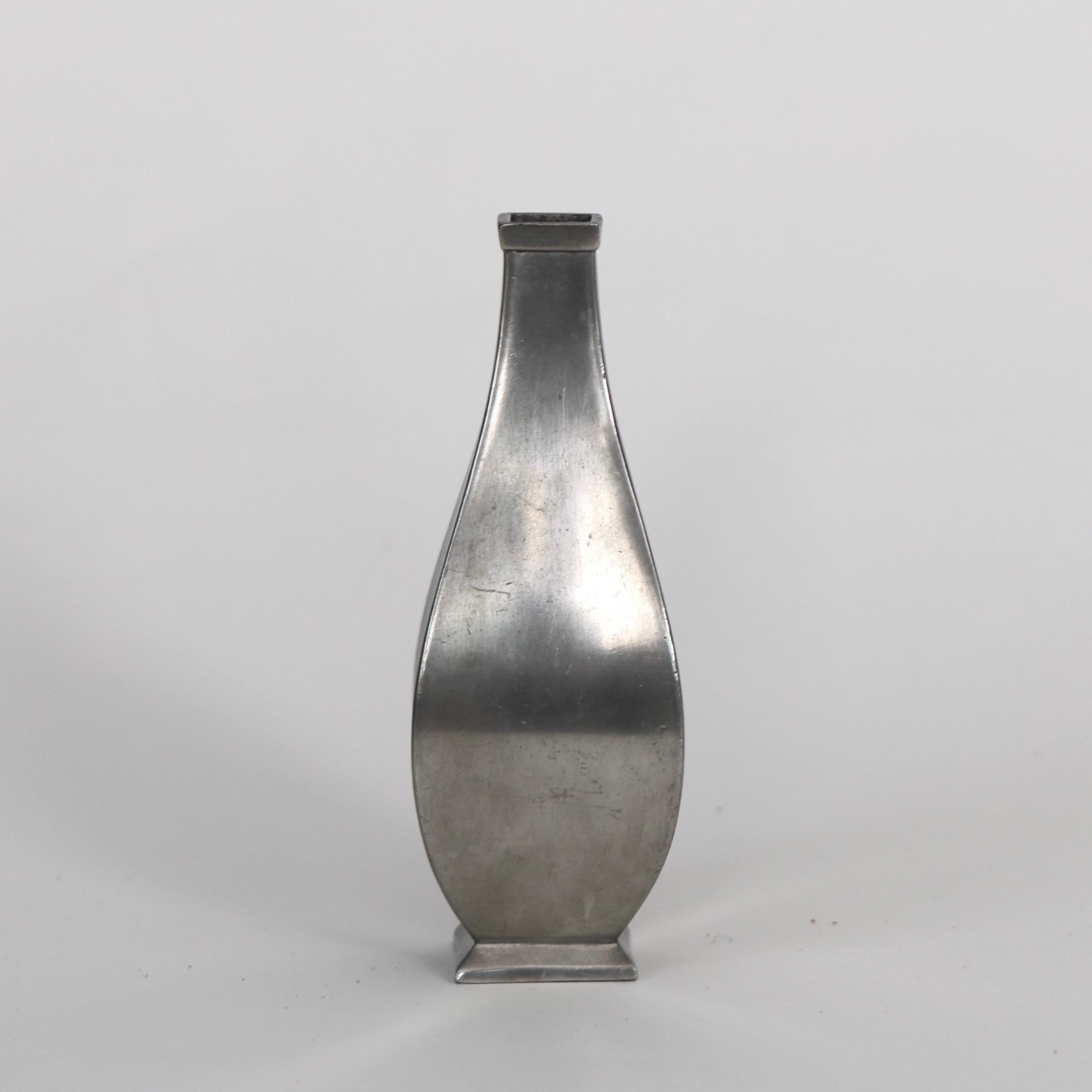 Vaso in peltro disegnato da Ellen Schlanbush per Just Andersen, anni '50, Danimarca in vendita 3