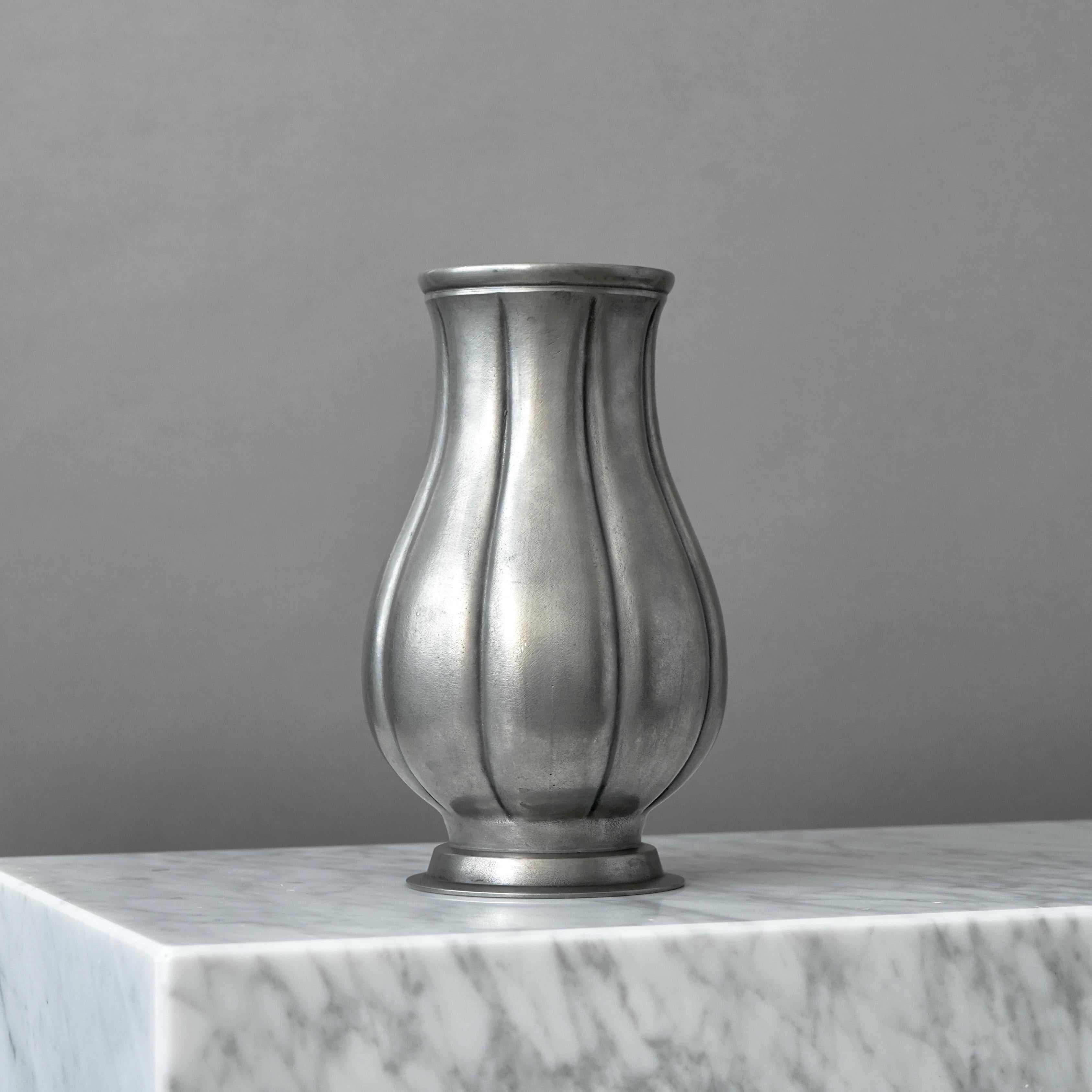 Eine schöne Vase aus Zinn, mit erstaunlicher Patina. 
Entworfen von Edvin Ollers und hergestellt von Schreuder & Olsson in Stockholm, Schweden, 1938.

Toller Zustand, mit nur ein paar leichten Kratzern.
Gestempelt 'OLLERS' und