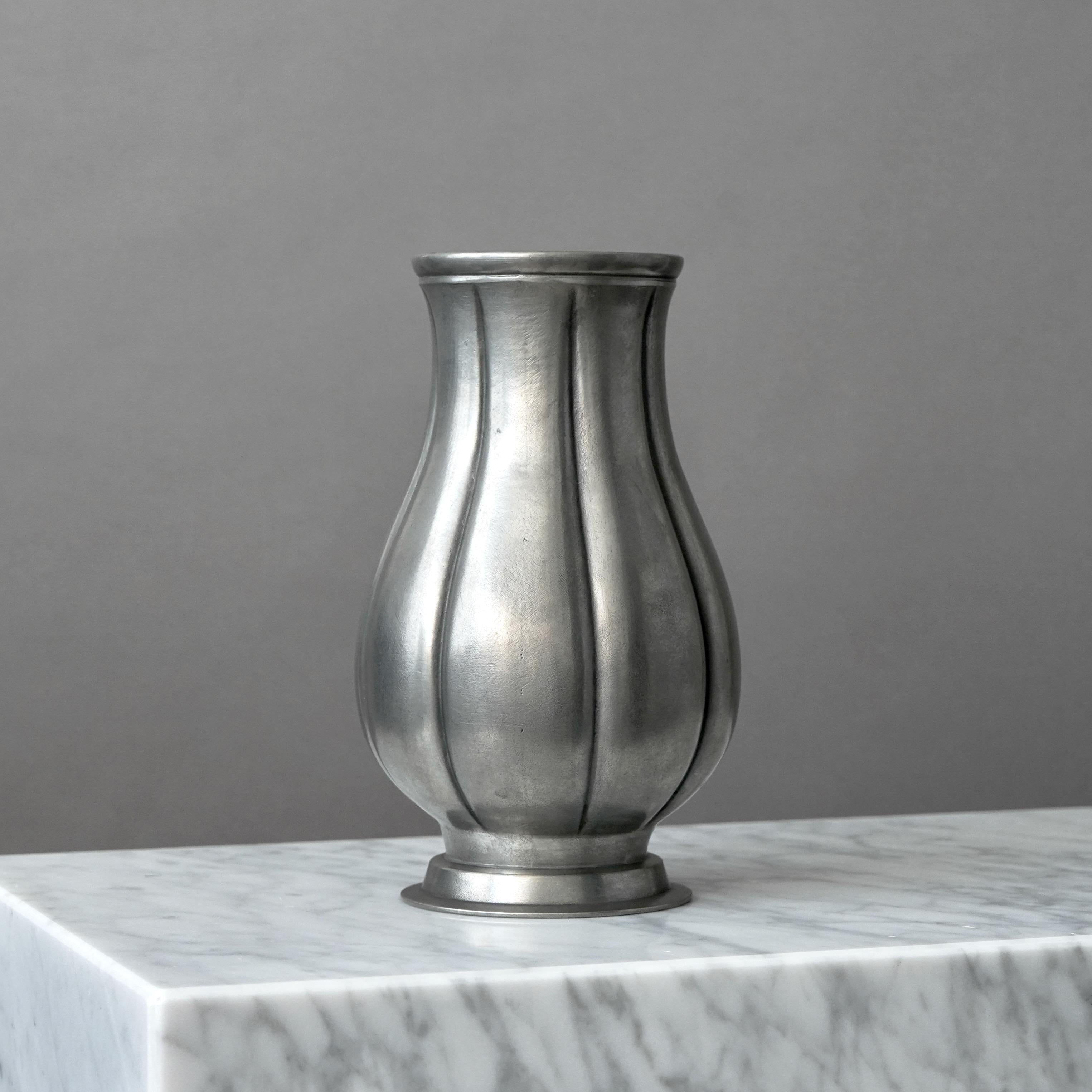 Zinnvase von Edvin Ollers, Schweden, 1930er Jahre. Svenskt Tenn. Art Deco. (Gegossen)