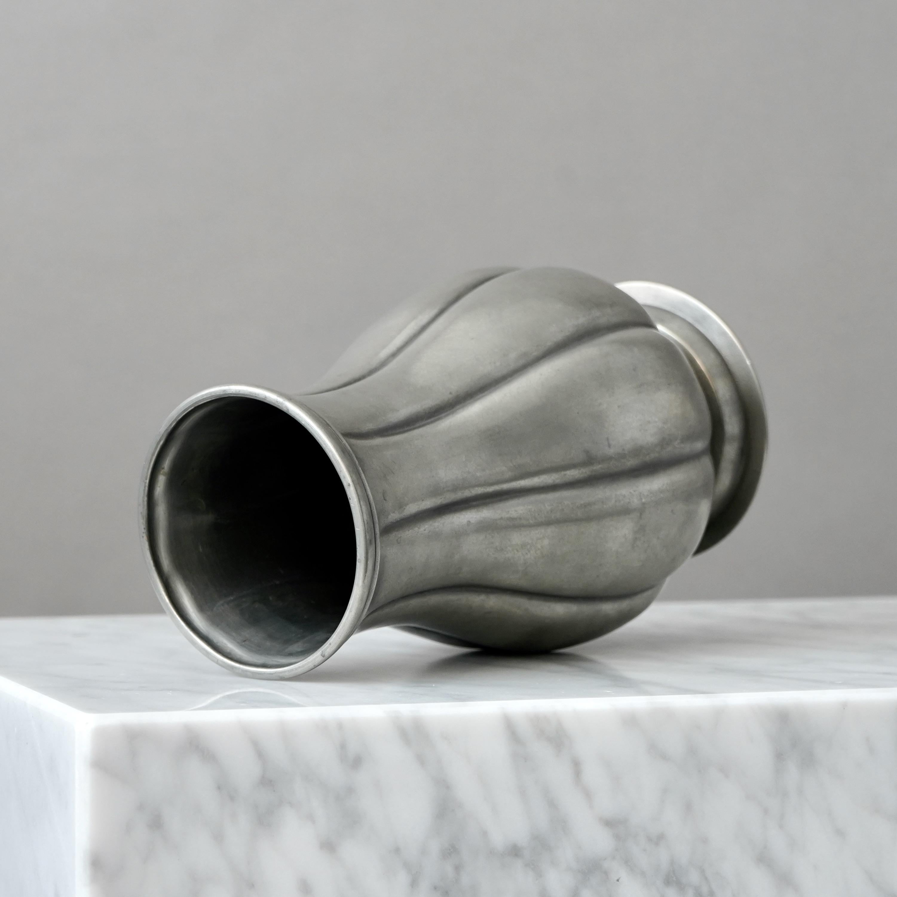 Zinnvase von Edvin Ollers, Schweden, 1930er Jahre. Svenskt Tenn. Art Deco. (Metall)