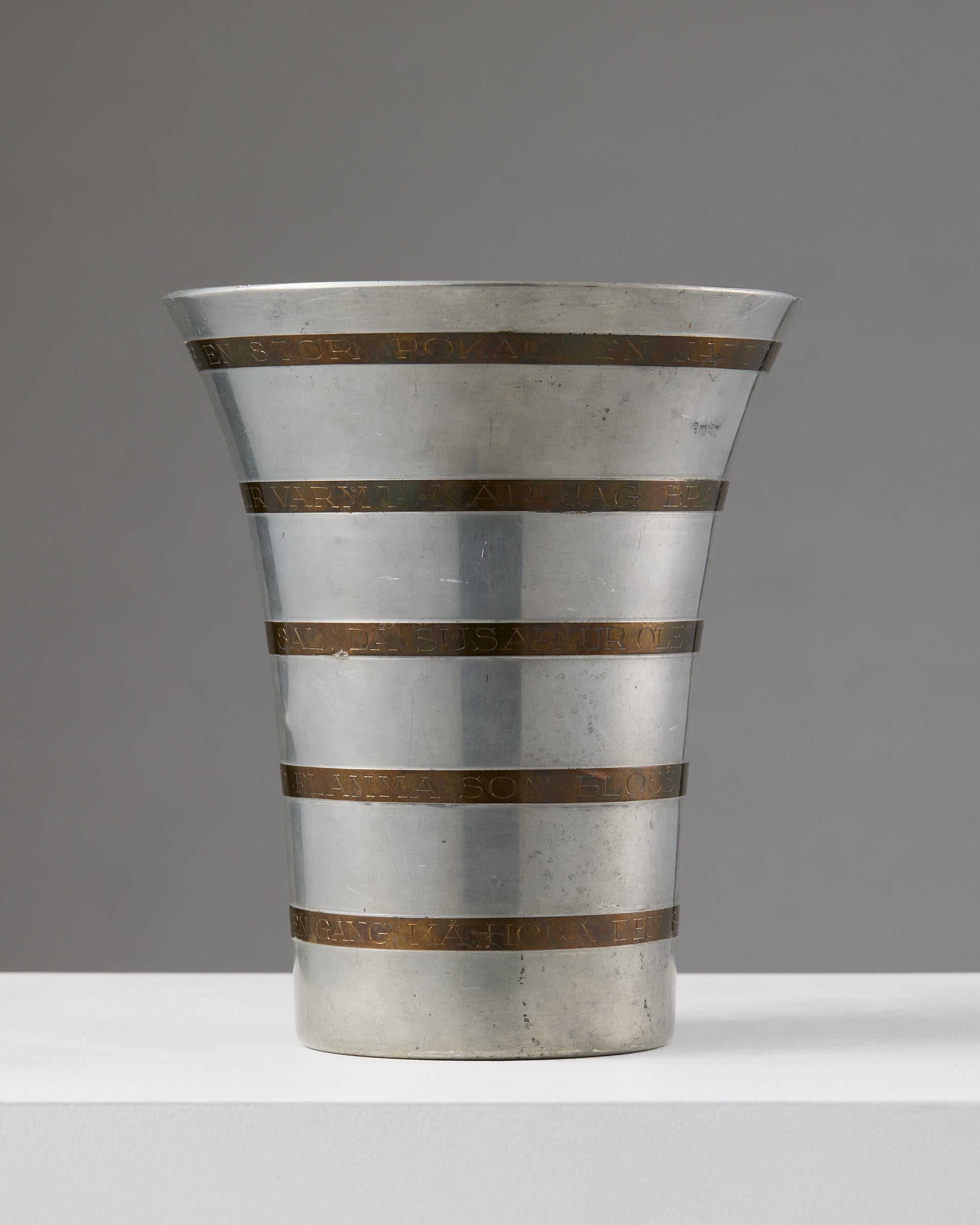Mid-Century Modern Vase en étain d'Estrid Ericson pour Svenskt Tenn, Suède, 1928 avec poème, laiton en vente