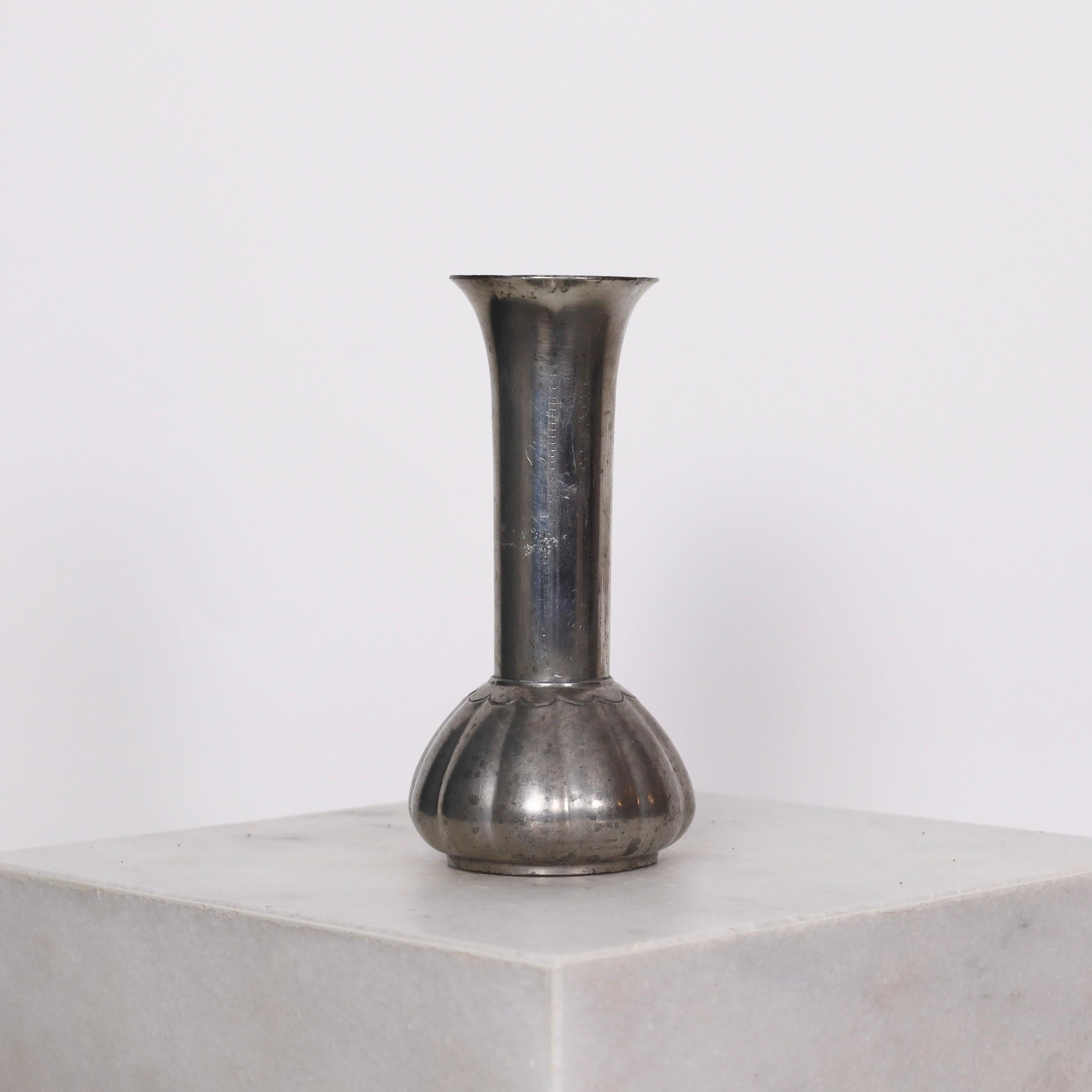 Vaso Art Deco in peltro realizzato da Just Andersen nei primi anni '20. Uno squisito pezzo di storia per un luogo bellissimo.

* Vaso in peltro con ornamenti
* Produttore: Just Andersen
* Stile: 1014
* Anno: 1918-1926
* Condizioni: Buone condizioni