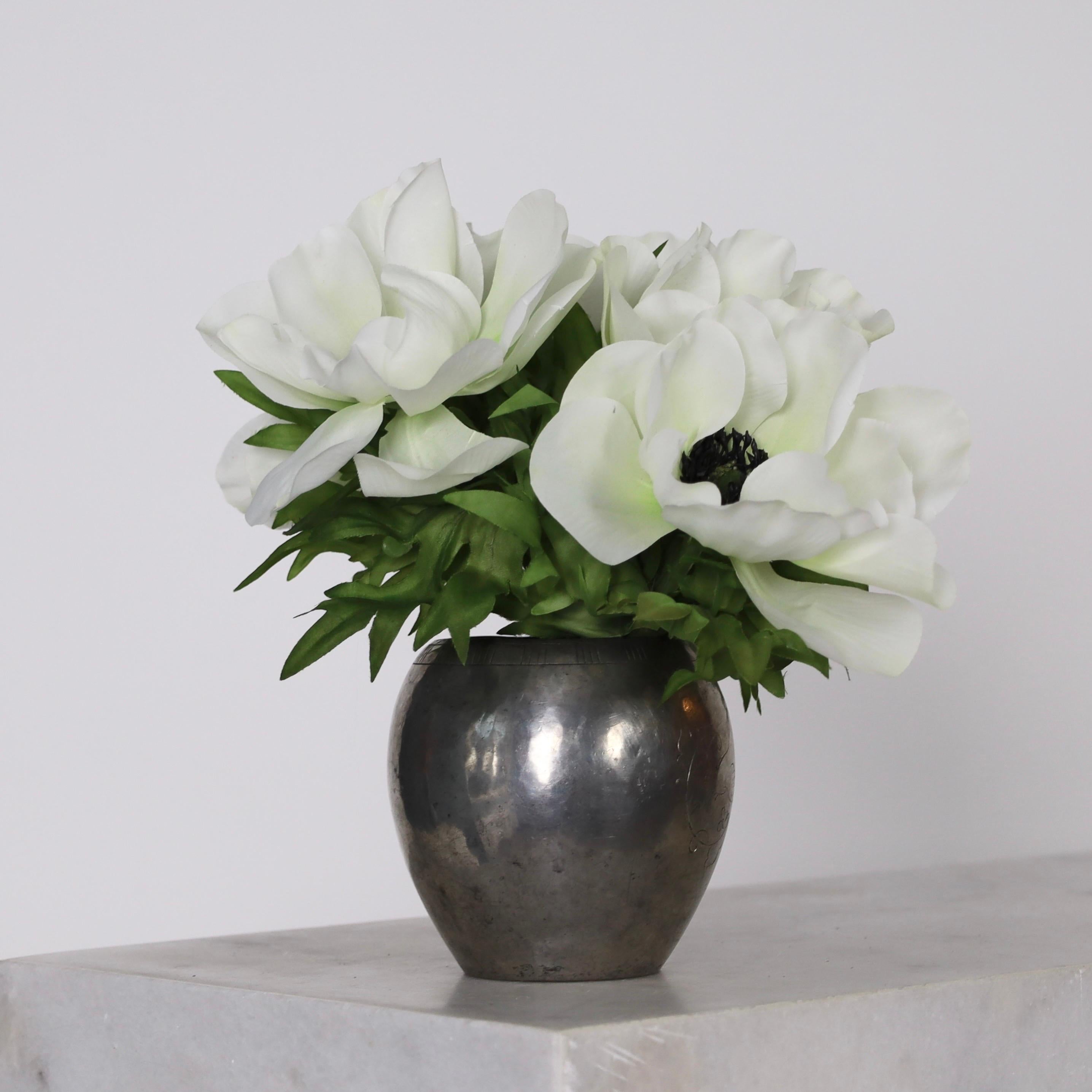 Vase en étain martelé conçu par Just Andersen dans les années 1920. Une belle pièce pour un lieu exquis.

* Vase rond en étain martelé avec une colombe gravée.
* Designer : Just Andersen
* Modèle : 705
* Année : 1918-1929
* Condition : Etat vintage