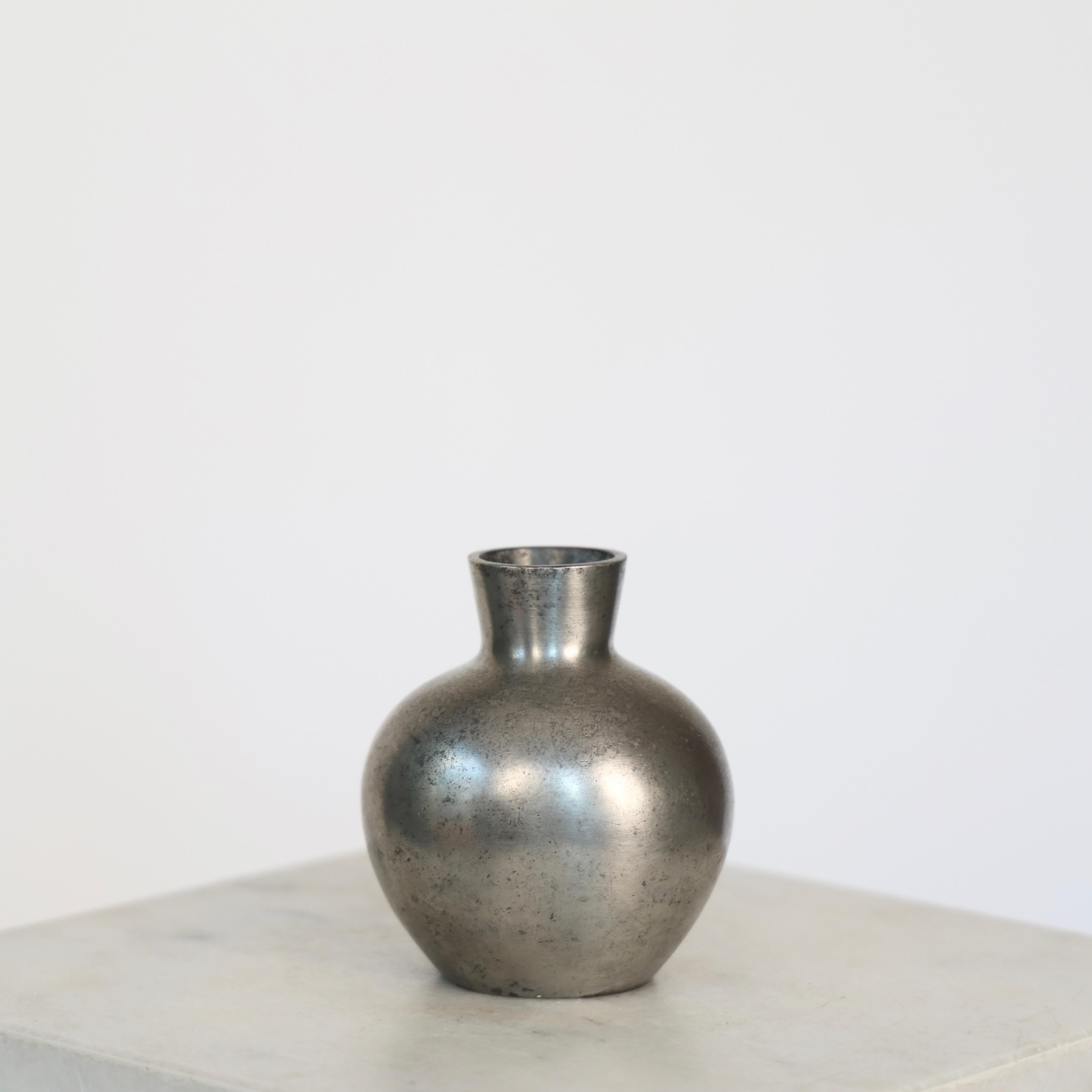 Vaso in peltro disegnato da Just Andersen negli anni Venti. Un dettaglio raffinato per un luogo bellissimo. 

* Vaso ovale in peltro
* Designer: Just Andersen
* Model: 1522
* Anno: 1918-1929
* Condit: Discrete condizioni vintage. Incisione del