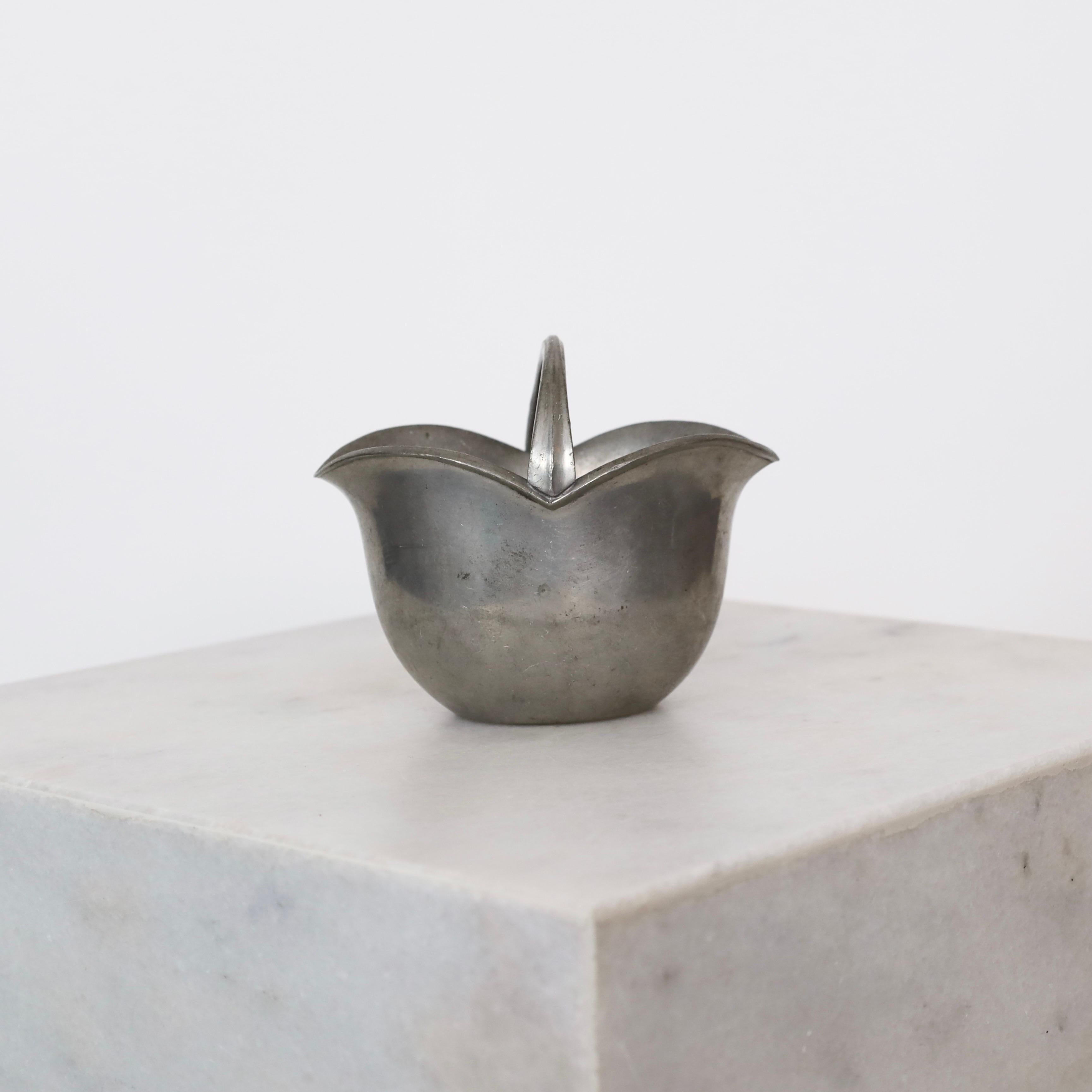 Art Deco vase in Pewter designed by Just Andersen in 1935. An elegant piece for a beautiful place.

* A curved pewter vase with center handle
* Designer: Just Andersen
* Style: 1772
* Year: 1935
* Condition: Fair vintage condition. Few small marks