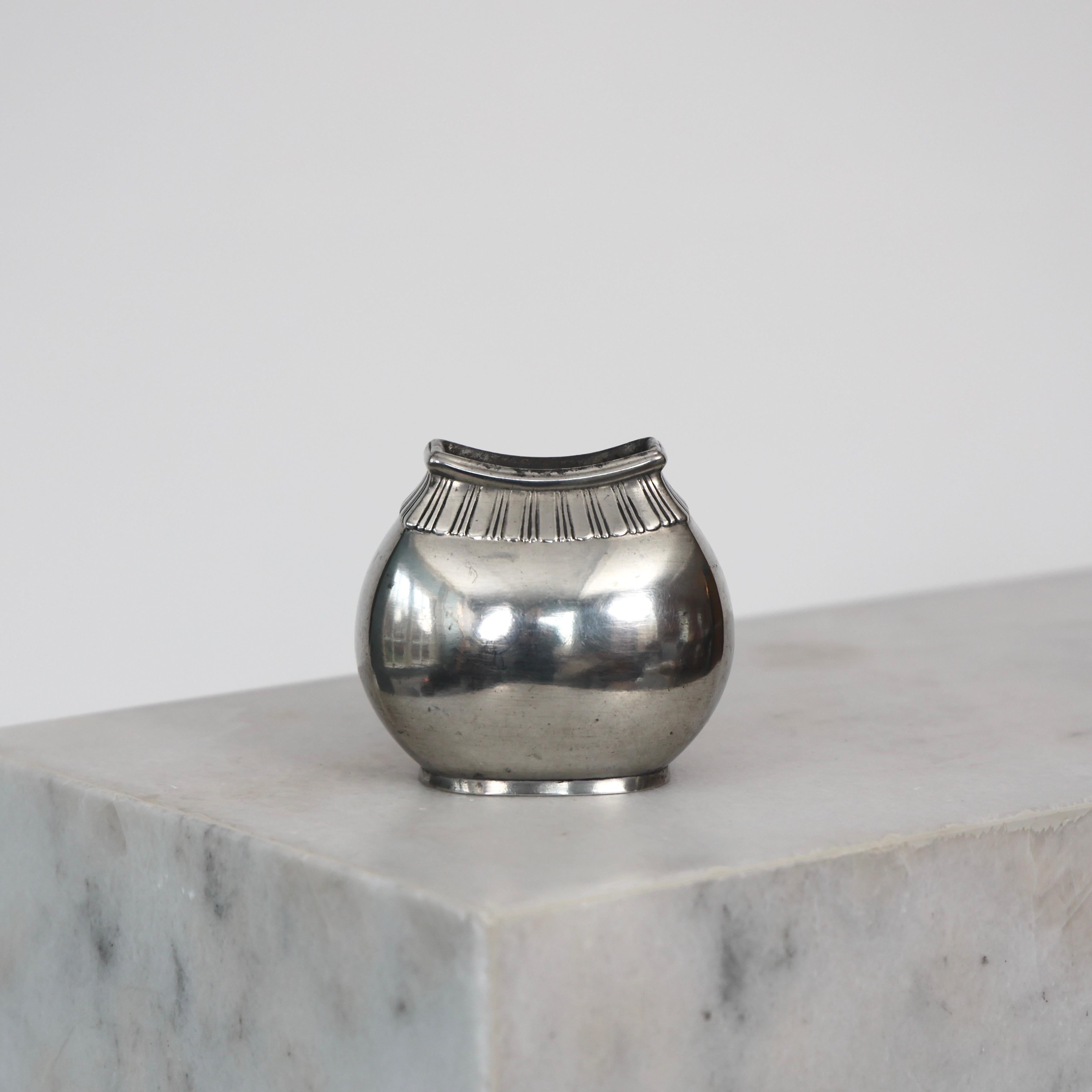 Vaso in peltro realizzato da Just Andersen negli anni Trenta. Un pezzo elegante per una bella casa.

* Vaso in peltro
* Designer: Just Andersen
* Stile: 2004 (timbro 