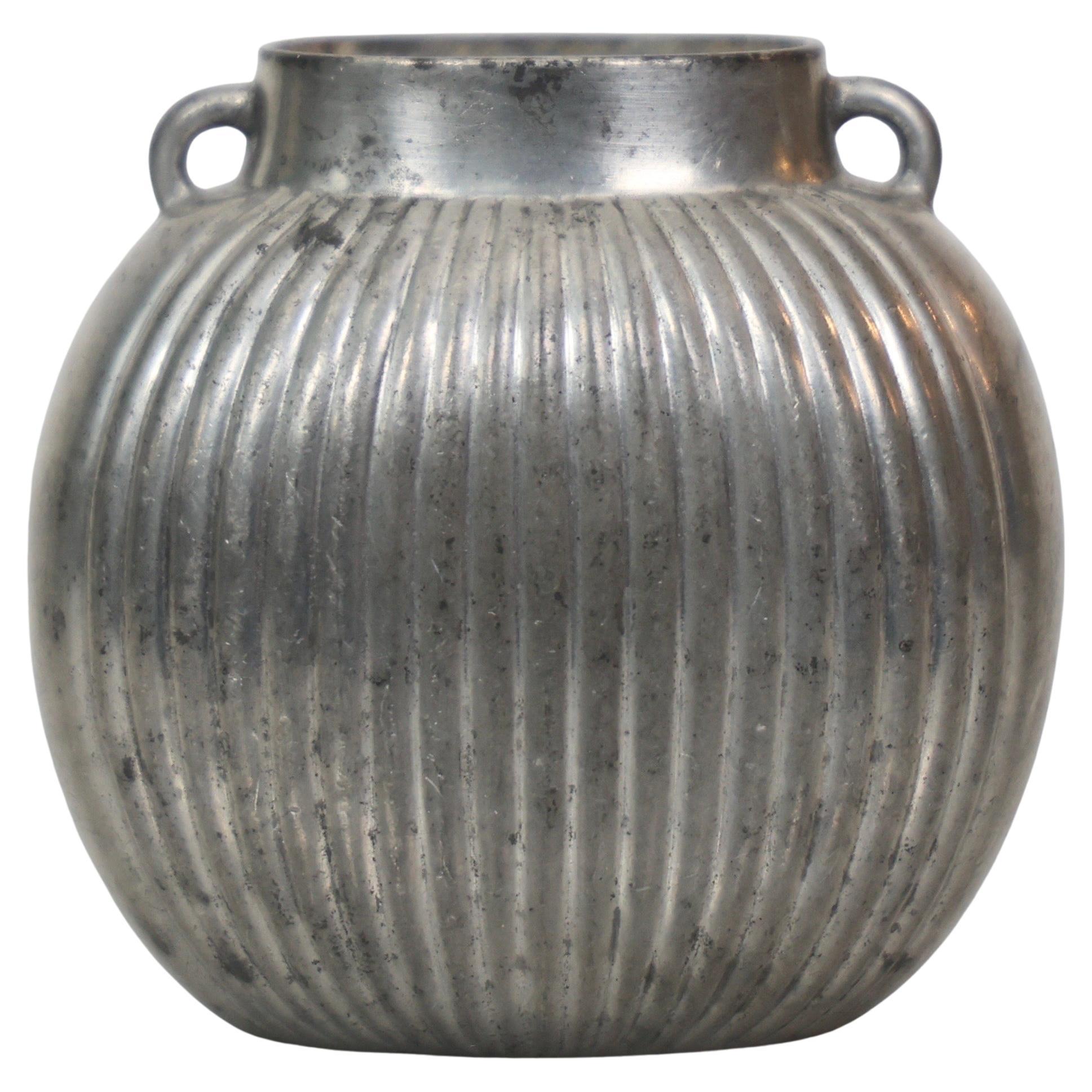 What is the difference between an interior decorator and an interior designer?