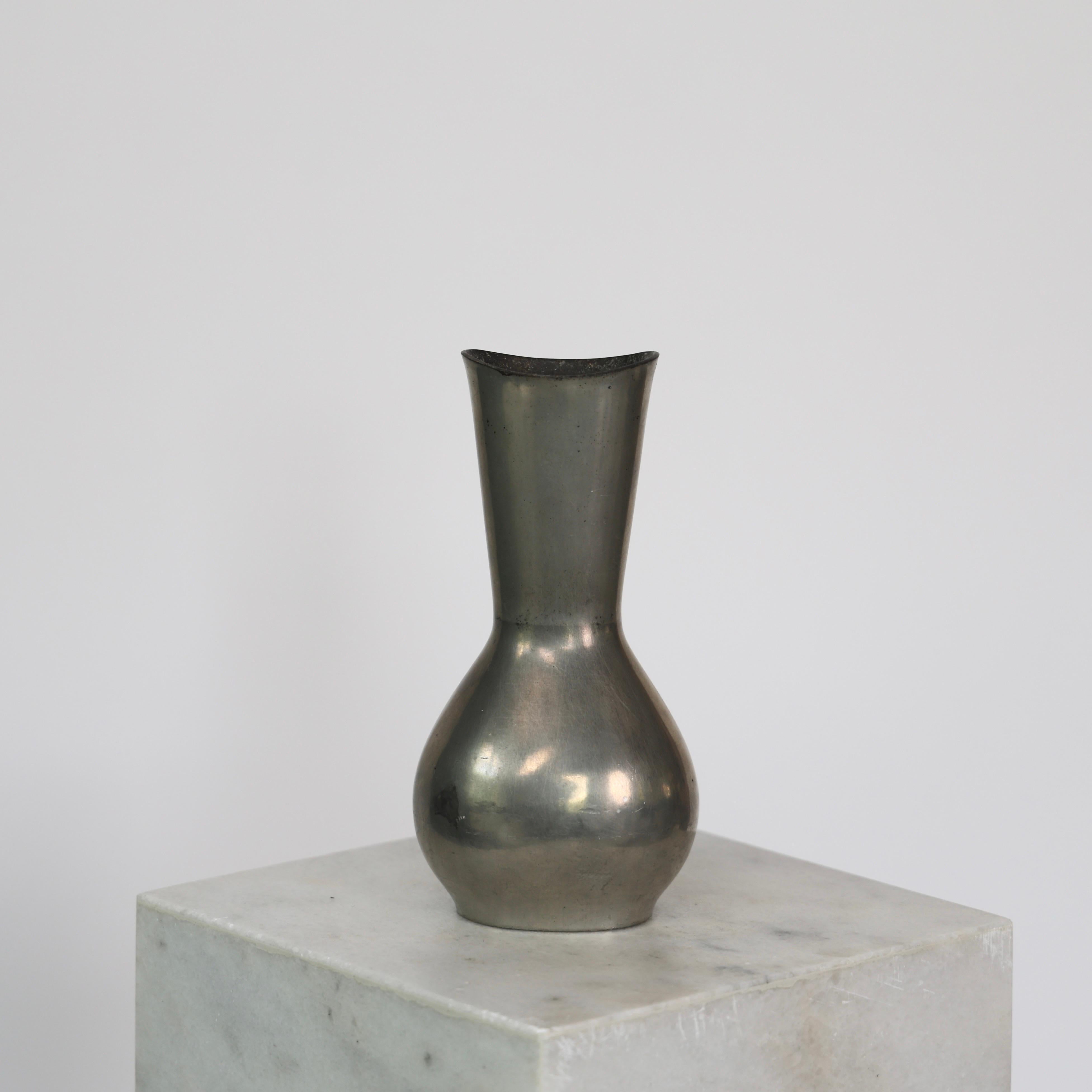 Élégant vase en étain fabriqué par Just Andersen dans les années 1950. 

* Grand vase en étain en forme de goutte
* Fabricant : Just Andersen
* Style : 2617
* Année : 1952
* Condition : Bon état. Gravure du fabricant intacte. Petites marques et