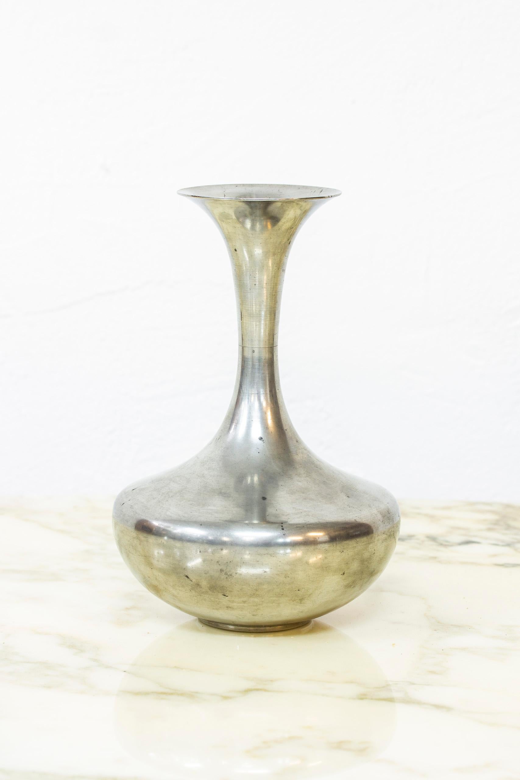 Vase hergestellt in Stockholm von C. G. Hallberg. Wahrscheinlich von Sylvia Stave entworfen, die in dieser Zeit (1931-39) als Art Director für C. G. Hallberg tätig war. Hergestellt aus Zinn. Guter Zustand mit altersgemäßer Patina und Abnutzung.

  