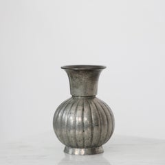 Vaso in peltro disegnato da Ellen Schlanbusch per Just Andersen, anni '40, Danimarca