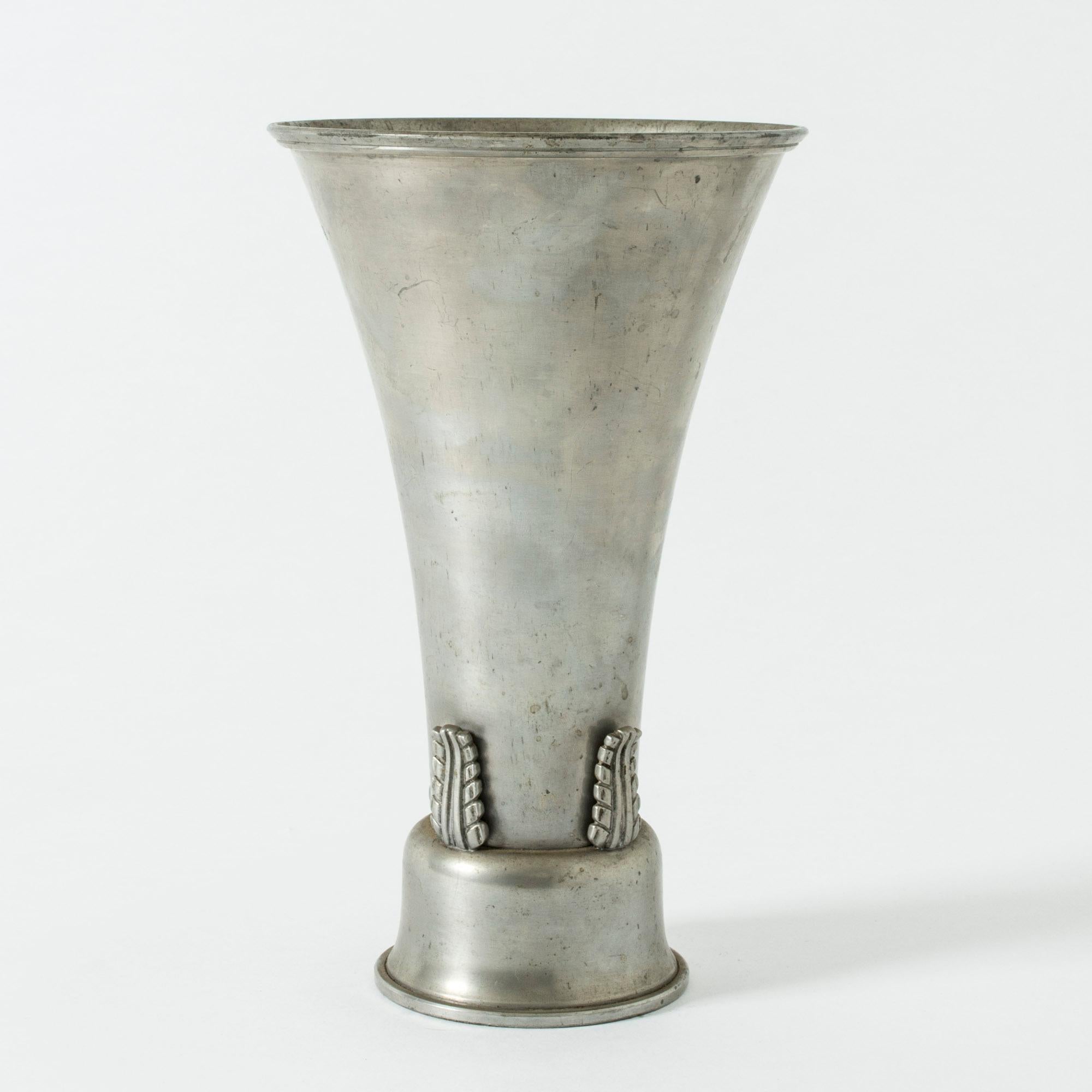 Elegante Vase aus Zinn von Ystad Metall. Breite Öffnung, die sich zum Boden hin verjüngt, der mit schönen Blättern verziert ist.