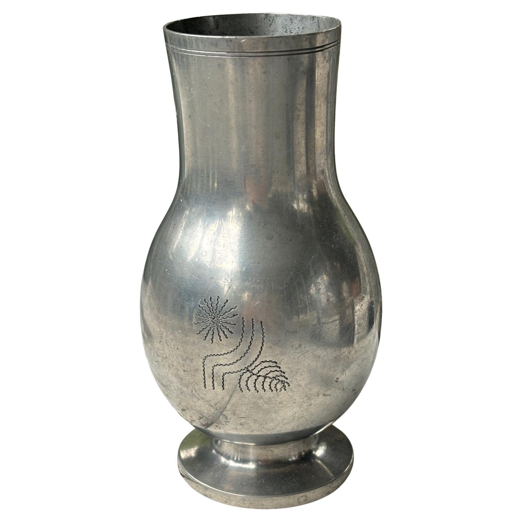 Vaso di peltro, prodotto da Fabrikaktiebolaget Kronsilver (FAK), Svezia, 1933