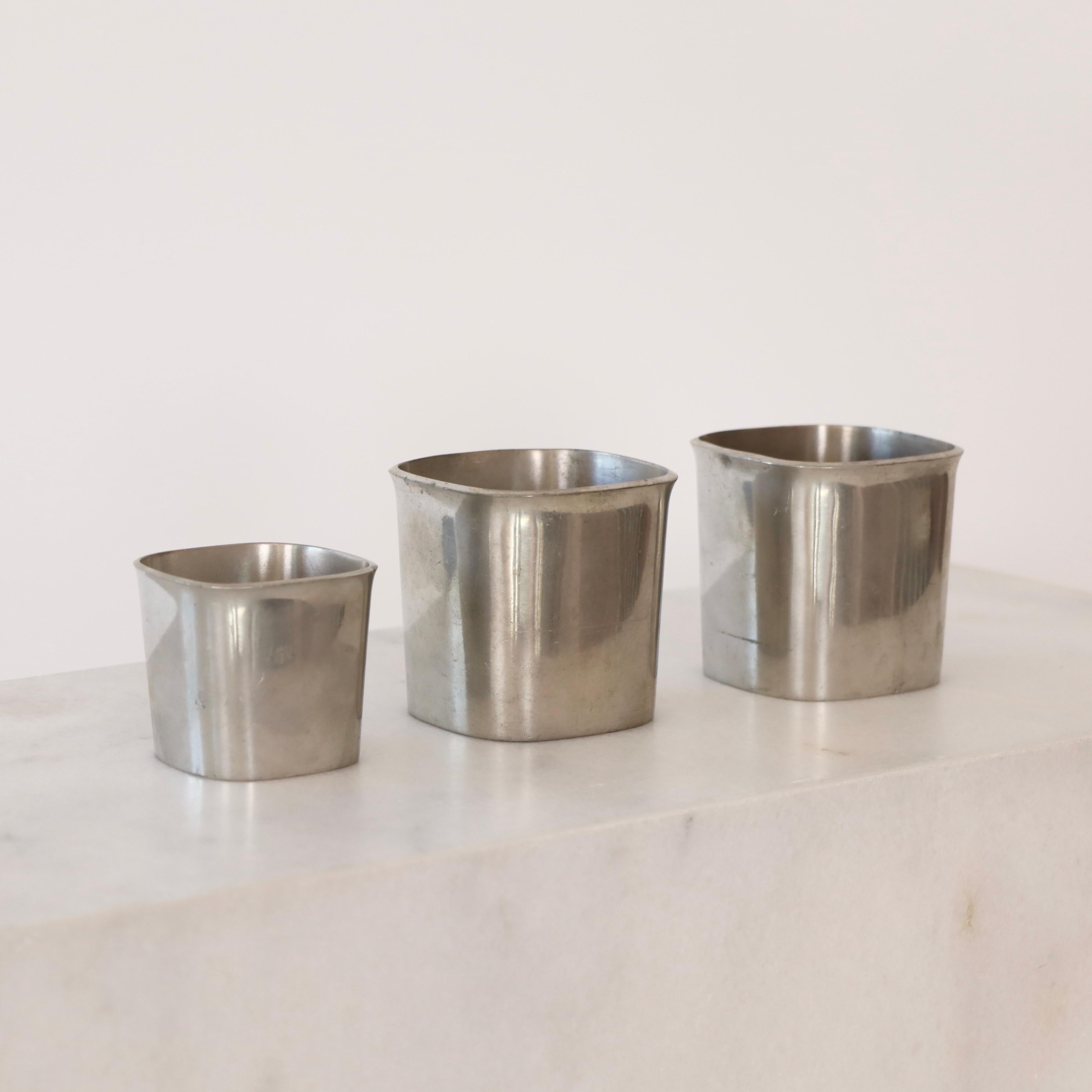 Set di tre vasi in peltro realizzati da Just Andersen negli anni Cinquanta. Un bel trio per una bella casa.

* Set (3) vasi / tazze in peltro 
* Stile: 2569 e 2570 (x2) 
* Produttore: Just Andersen
* Anno: 1950
* Condizioni: Buone condizioni