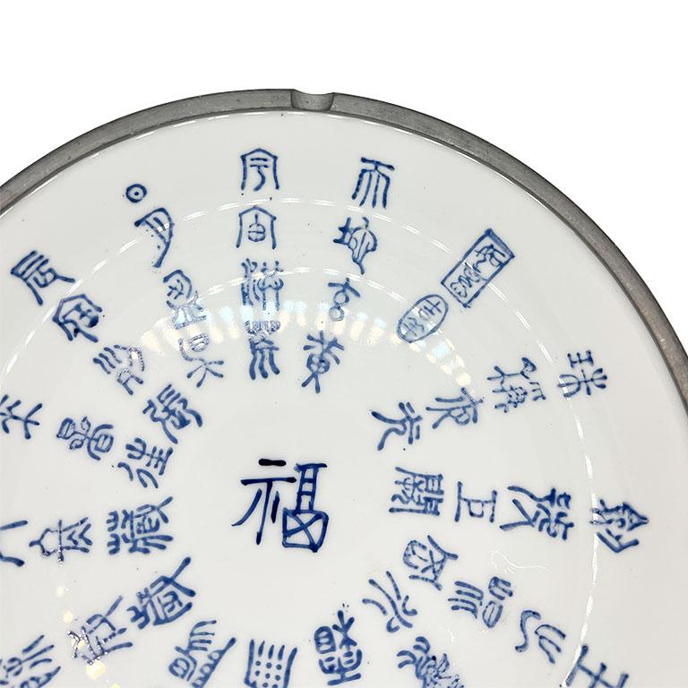 Chinoiseries Bol calligraphié chinoiseries bleu et blanc enveloppé d'étain - Hong Kong en vente