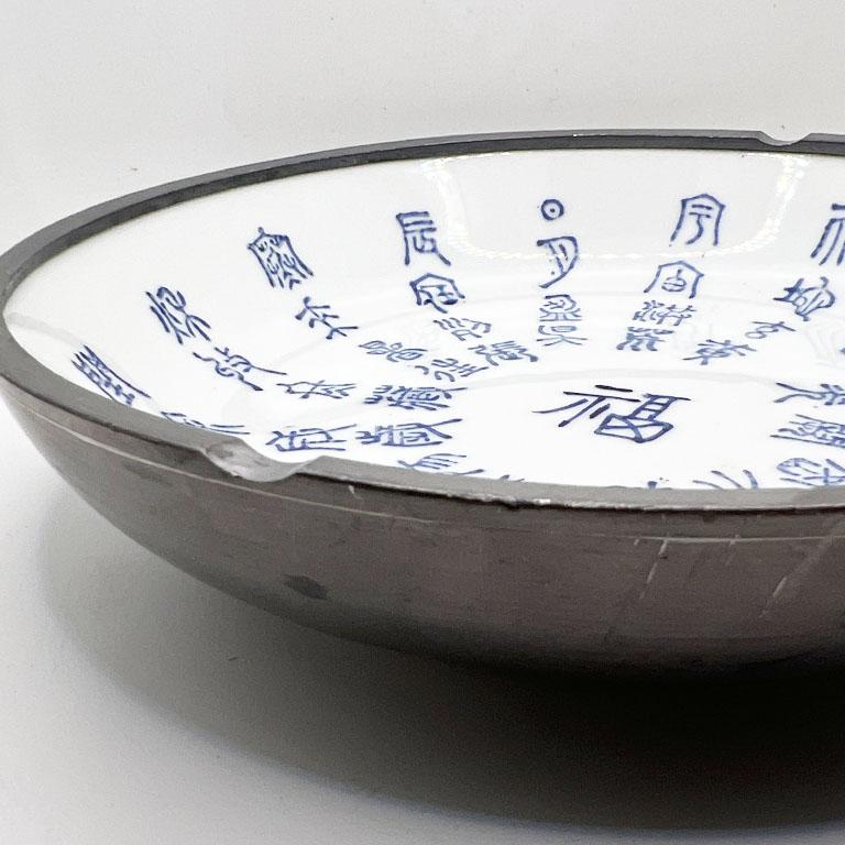 20ième siècle Bol calligraphié chinoiseries bleu et blanc enveloppé d'étain - Hong Kong en vente
