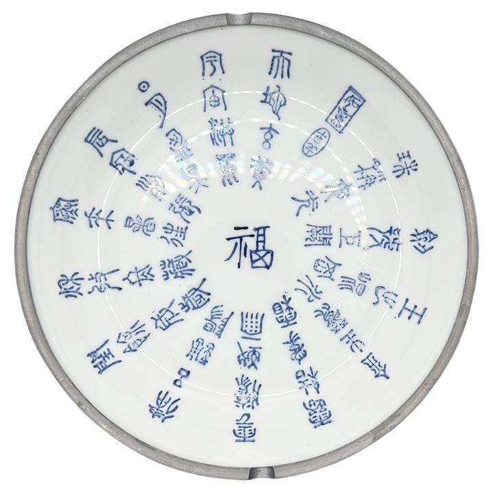 Blaue und weiße Chinoiserie- Kalligraphie-Schale aus Keramik mit Zinn umwickelt - Hongkong