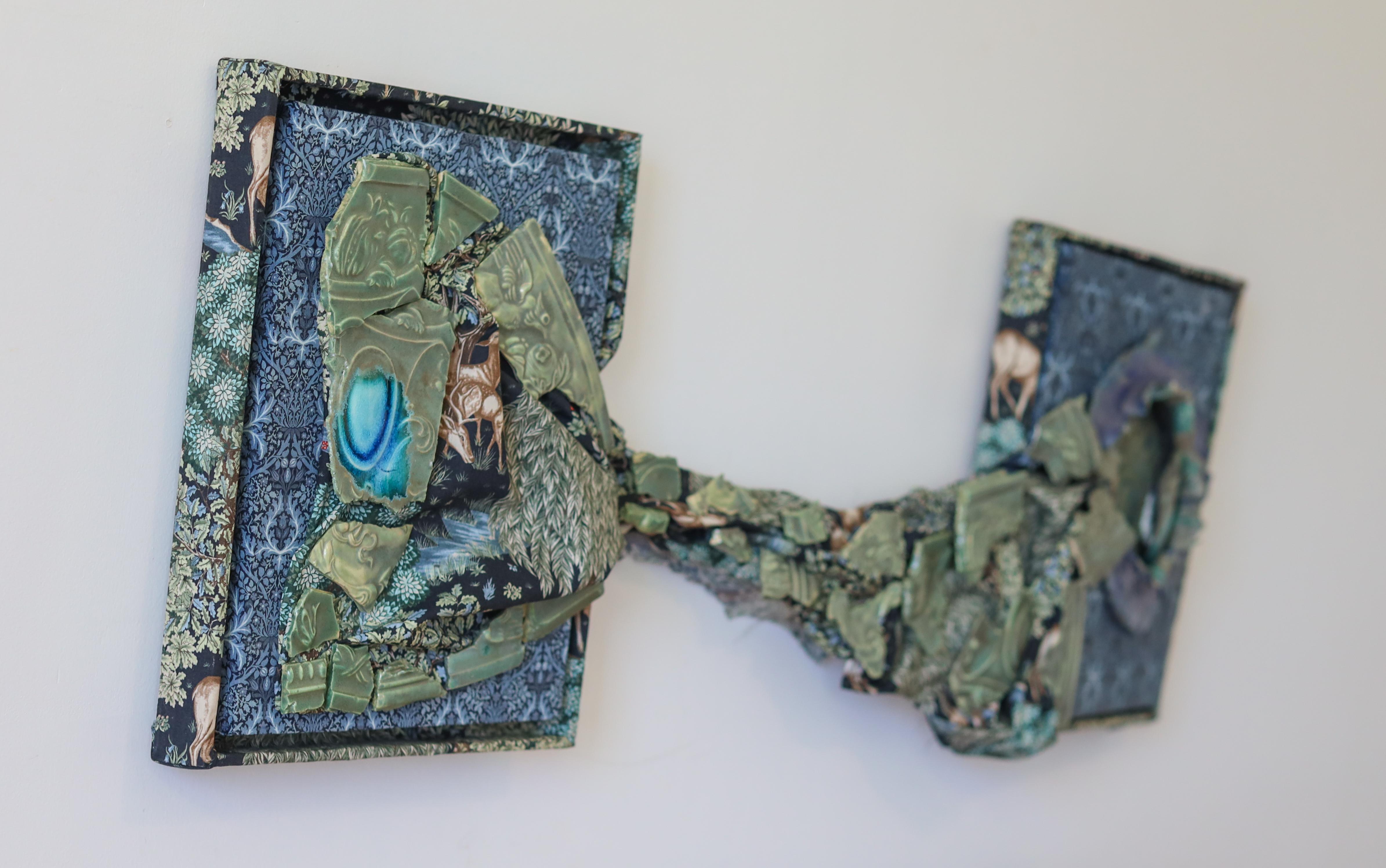 Peyton Pickenpaugh dice de su trabajo...

En mi trabajo, exploro las historias ocultas de las mujeres, las reinterpretaciones feministas del mito y la resonancia espiritual de la materialidad. A través de capas textiles, cerámica modular y reliquias