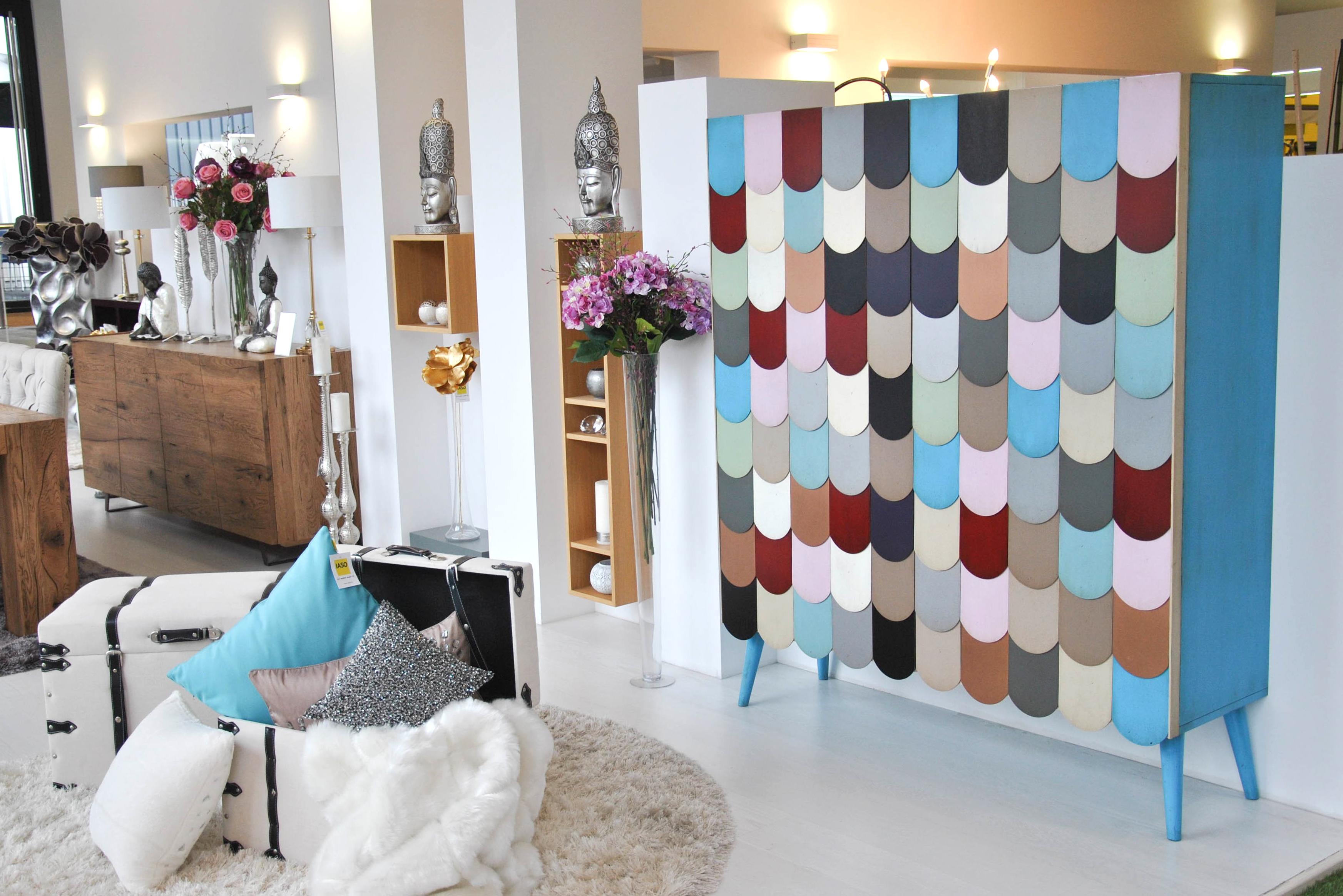 Armario Pez by Lola Glamour
Dimensiones: P 42 x An 140 x Al 166 cm
Materiales: Madera.

Es tan bonito por fuera como por dentro. Las escamas delanteras, que pueden cambiar de posición, están teñidas a mano en una amalgama de colores vibrantes y