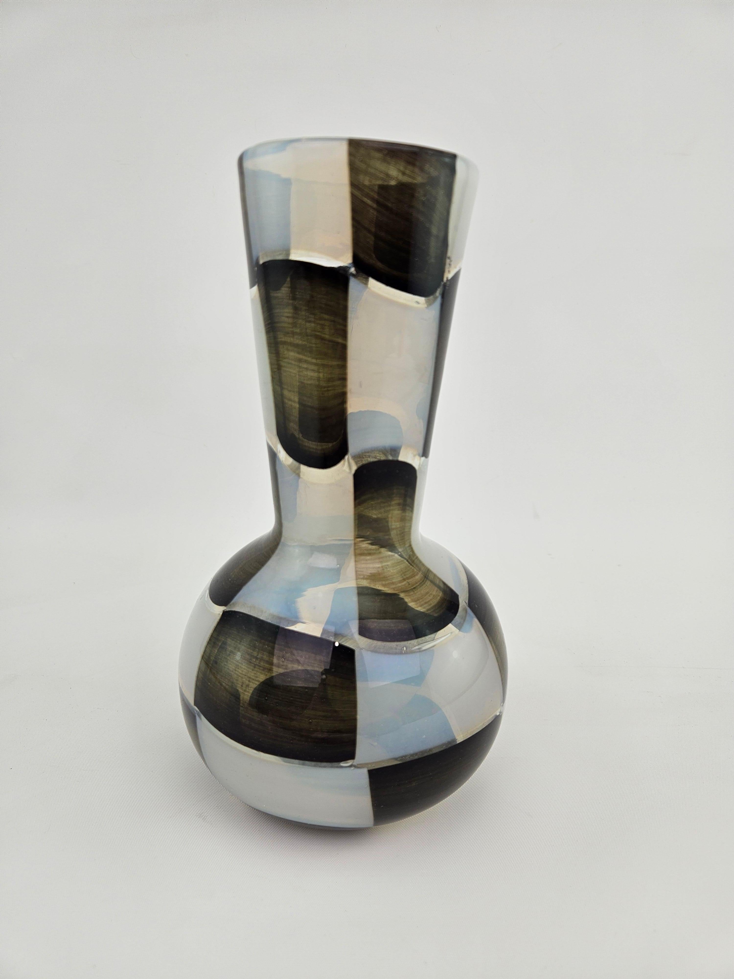 Este jarrón de vidrio artístico Pezzato está hecho con teselas de vidrio alternadas de colores blanco y gris ahumado

En el libro Los venecianos: Vidrio Moderno 1919-1990, Galería Muriel Karasik, pág. 43 ilustra este ejemplo

Ercole