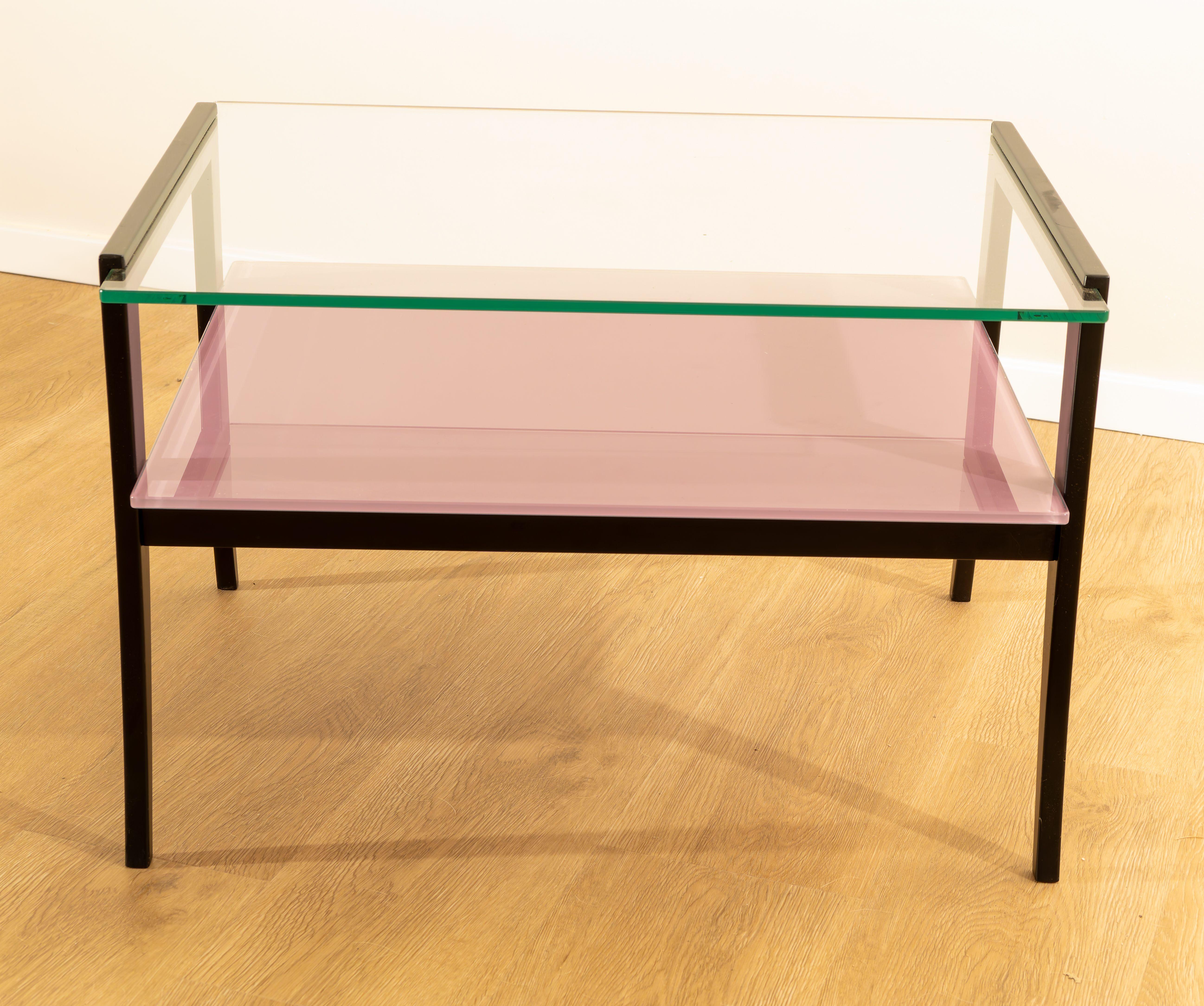 PEZZI UNICI: Coppia di Comodini in legno laccato e vetro, Made in Italy, Anni '70.  
Coppia di Comodini con struttura in legno laccato con doppio vetro. I piani superiori hanno vetri trasparenti, mentre i piani inferiori sono colorati. Uno è di