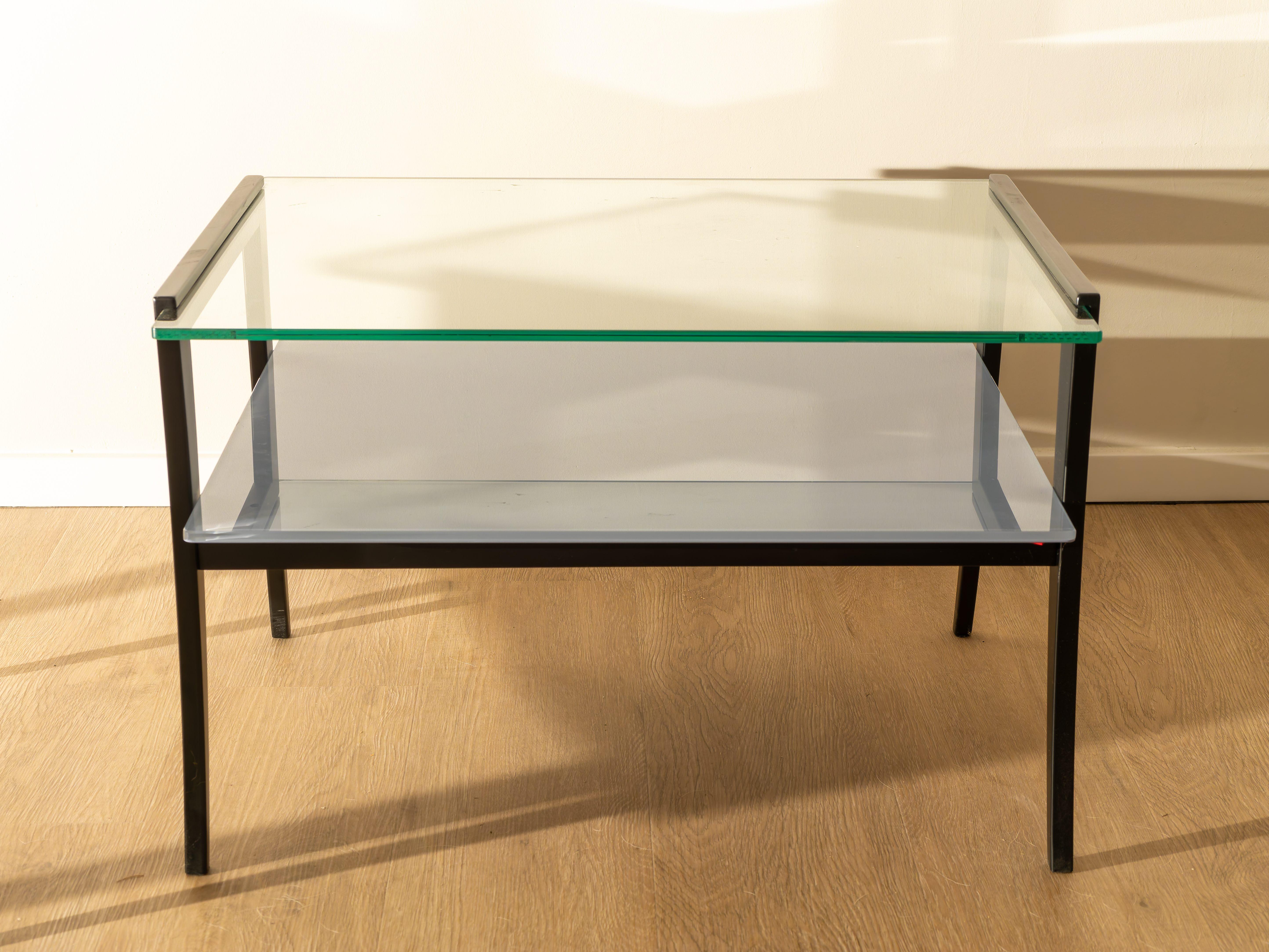 Late 20th Century PEZZI UNICI: Coppia di Comodini in legno laccato e vetro, Anni '70 in vendita