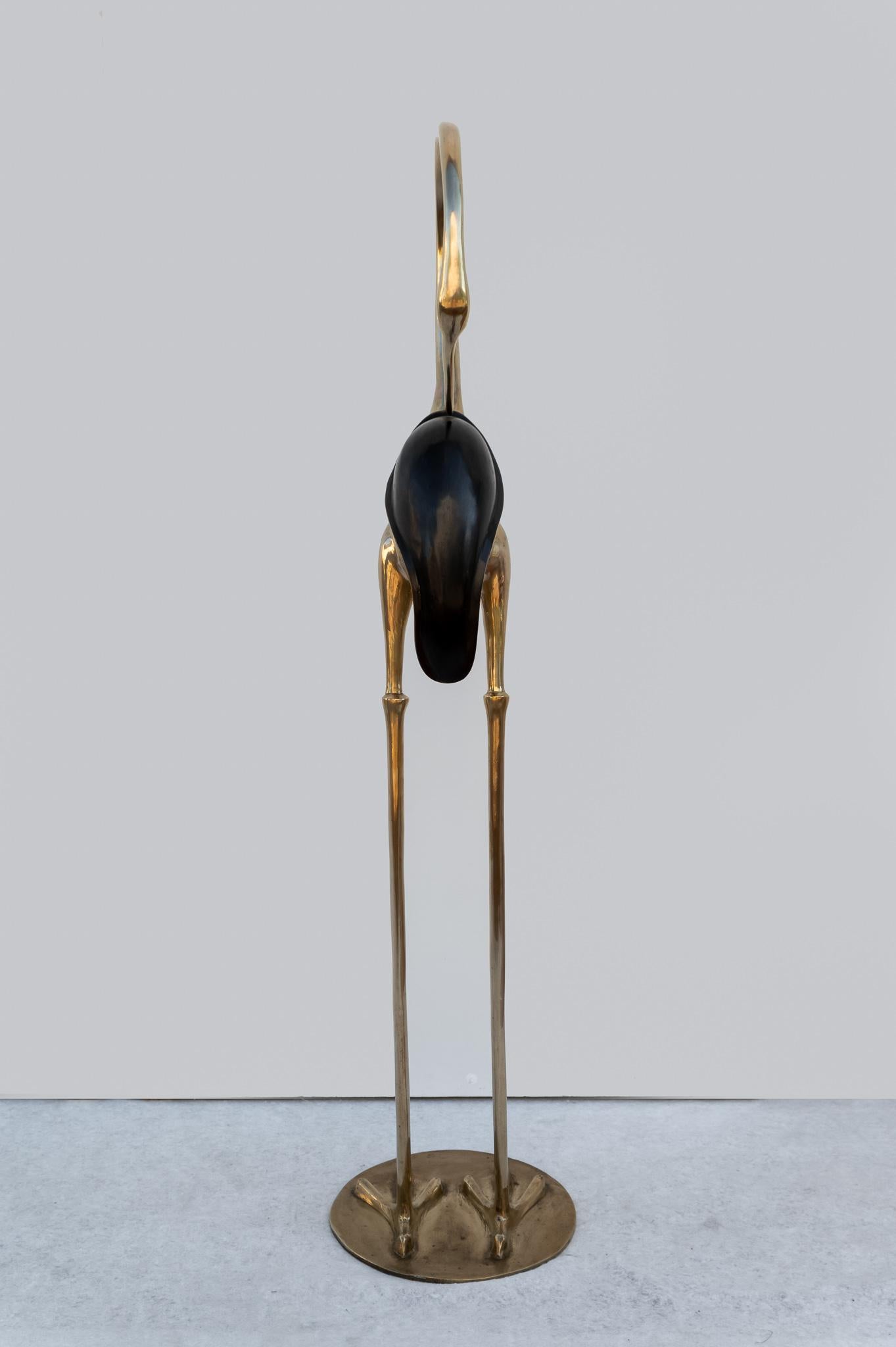 PIÈCE UNIQUE : Élégante sculpture de héron en laiton, fabriquée en Italie, années 1960.
Rare sculpture en laiton pesant 20 KG. Ce magnifique héron est un mélange d'élégance, de luxe et de glamour. Les surfaces laquées et chatoyantes rappellent les