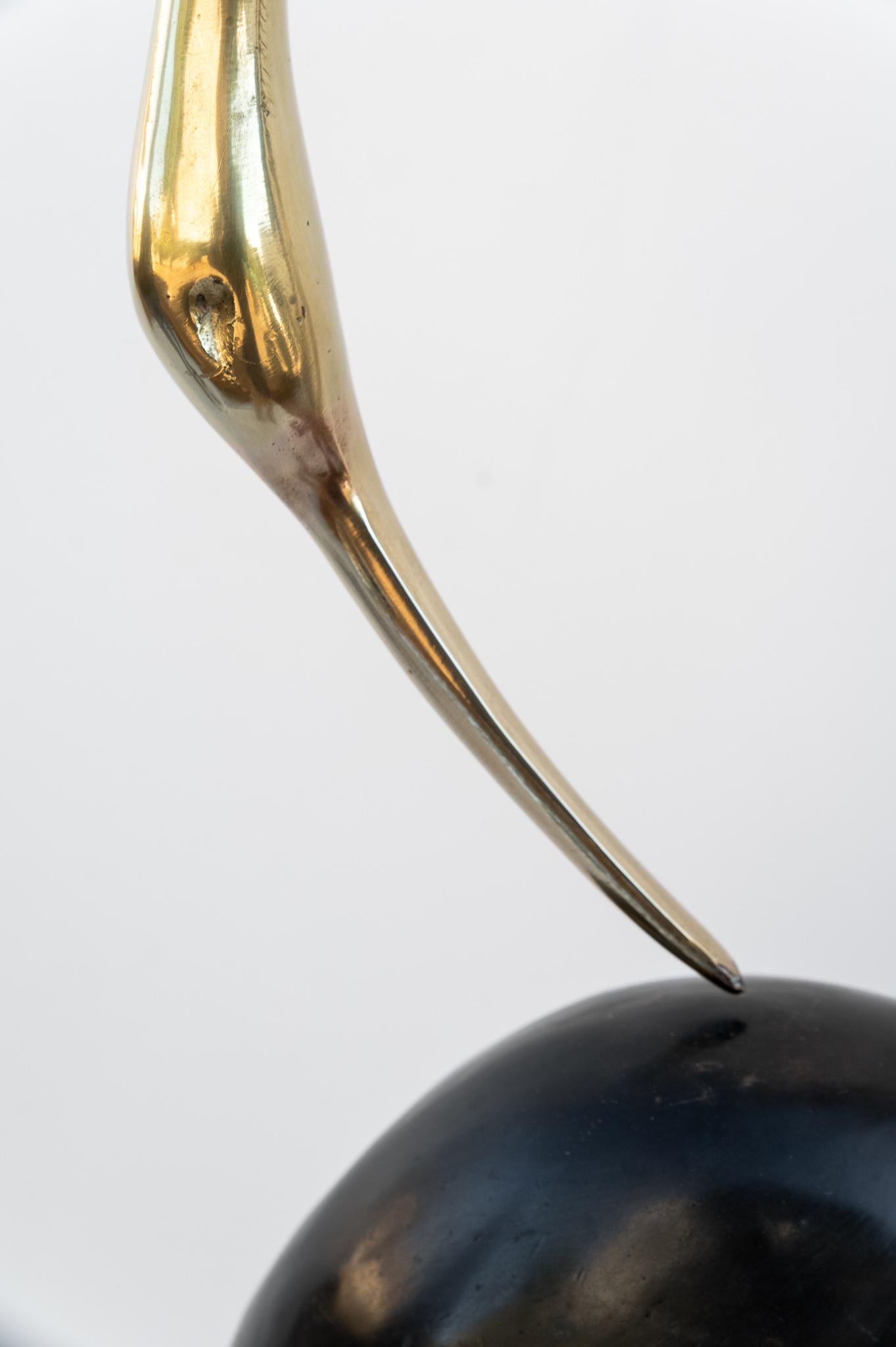 Mid-20th Century PIÈCE UNIQUE : Sculpture élégante en laiton représentant un héron, années 1960 en vente