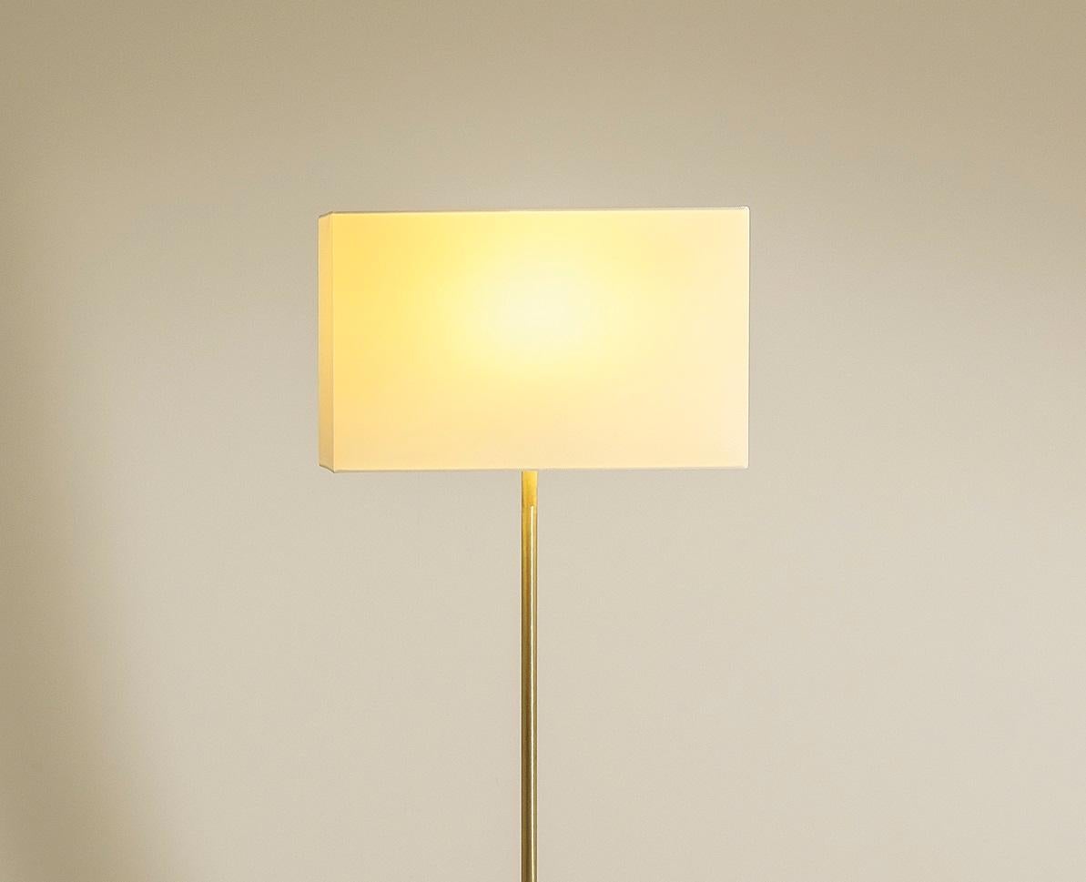 PF330 Lámpara de pie de latón satinado con pantalla de tela by Daluce Posmoderno en venta