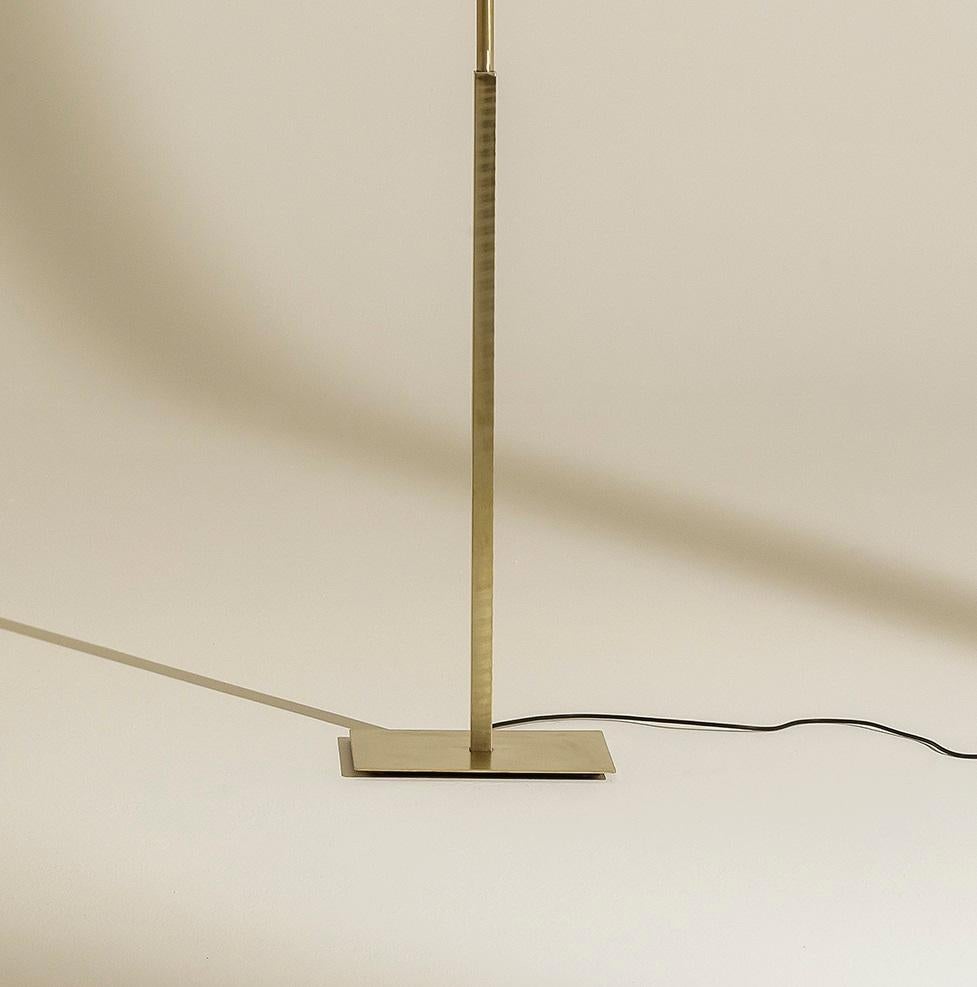 PF330 Lámpara de pie de latón satinado con pantalla de tela by Daluce Otro en venta