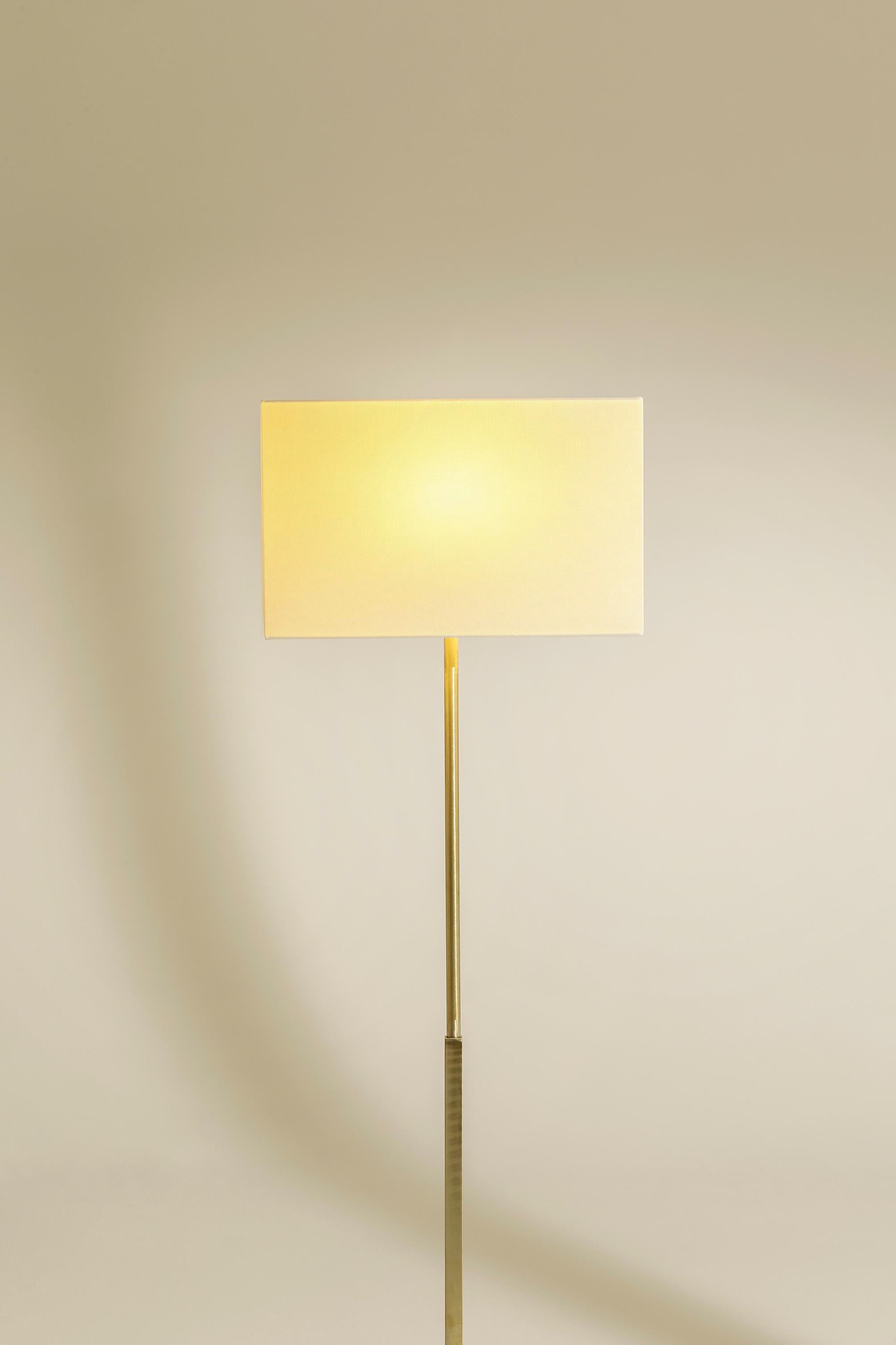 PF330 Lámpara de pie de latón satinado con pantalla de tela by Daluce en Nuevo estado para la venta en Geneve, CH