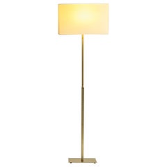 Lampada da terra PF330 in ottone satinato con paralume in tessuto di Daluce