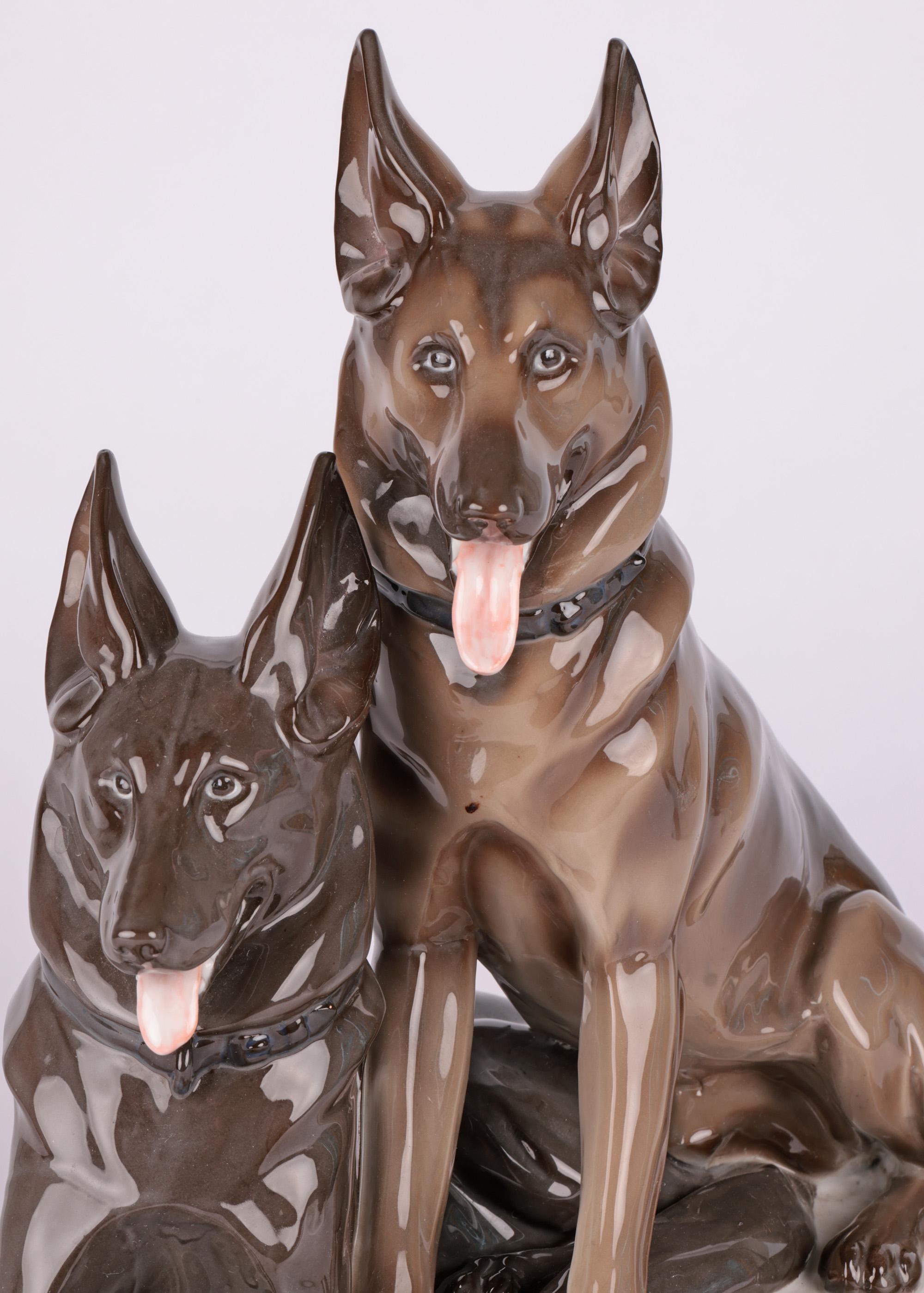 Zwei deutsche Hirtenhunde aus deutschem Porzellan von Pfeffer Gotha  (Glasiert) im Angebot