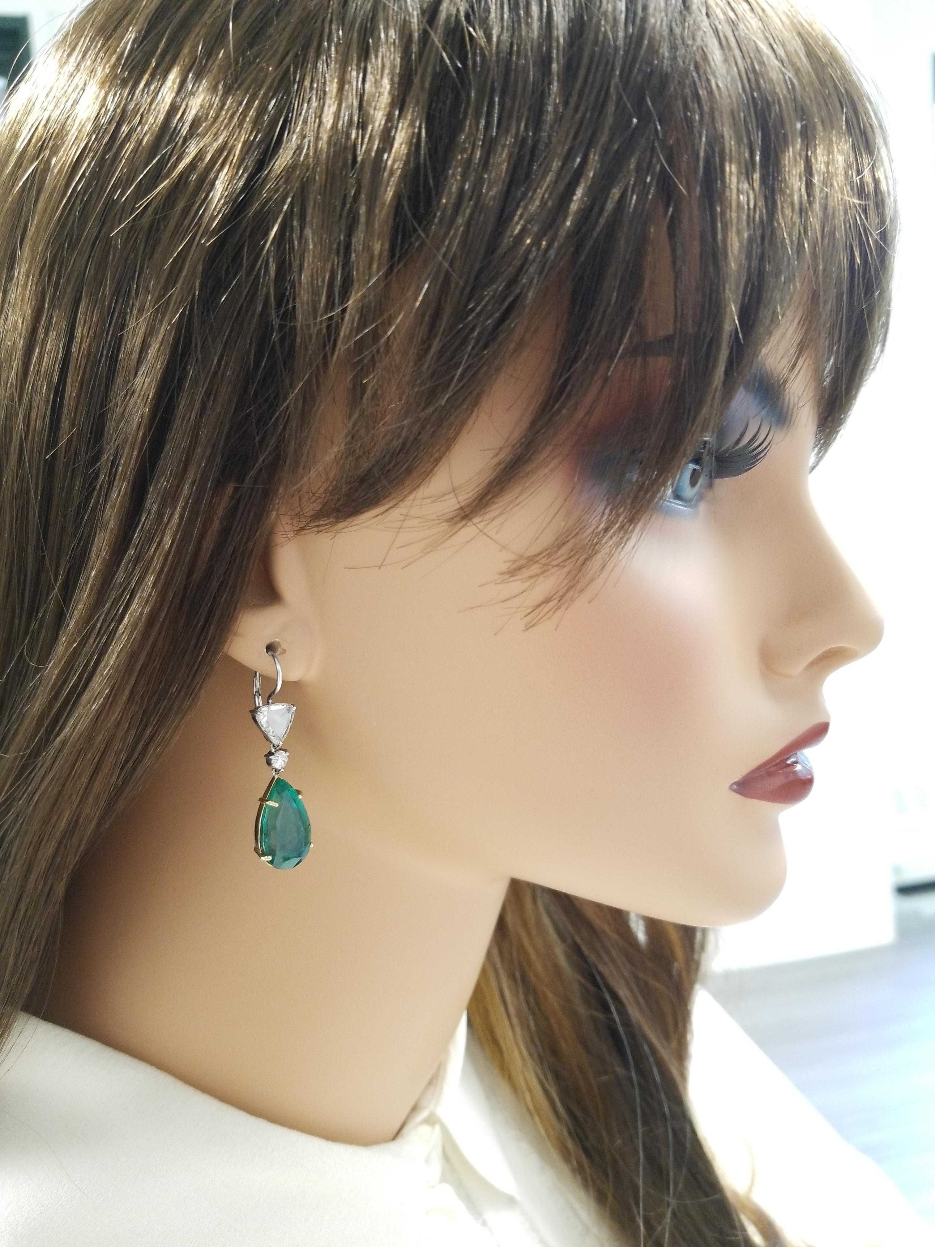 Ohrringe mit GIA-zertifizierten Smaragden in Birnenform und GIA-zertifizierten Diamanten im Rosenschliff im Angebot 1