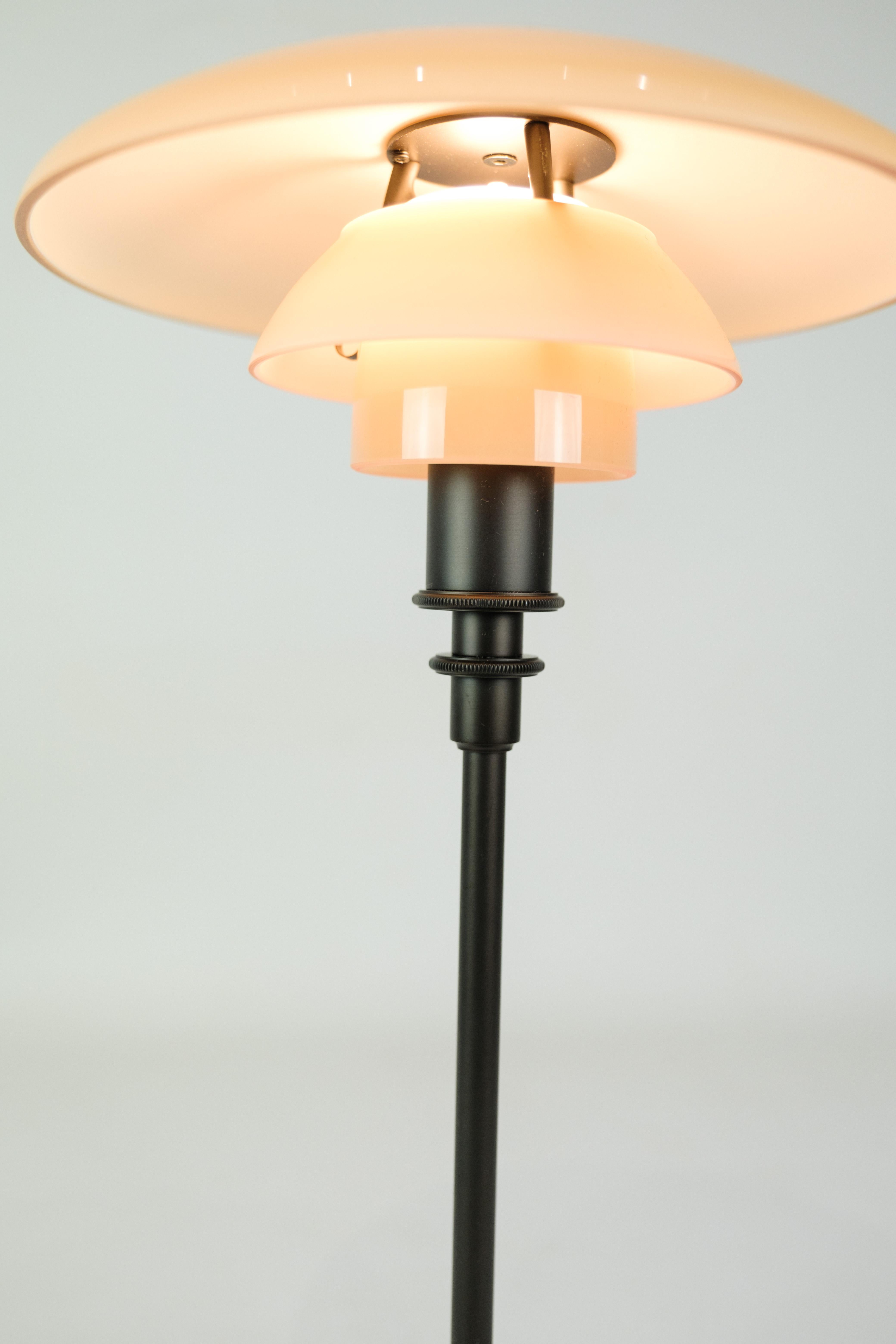 Mid-Century Modern Lampe de bureau PH 2/1 édition limitée en terre cuite poussiéreuse fabriquée dans un cadre bruni en vente