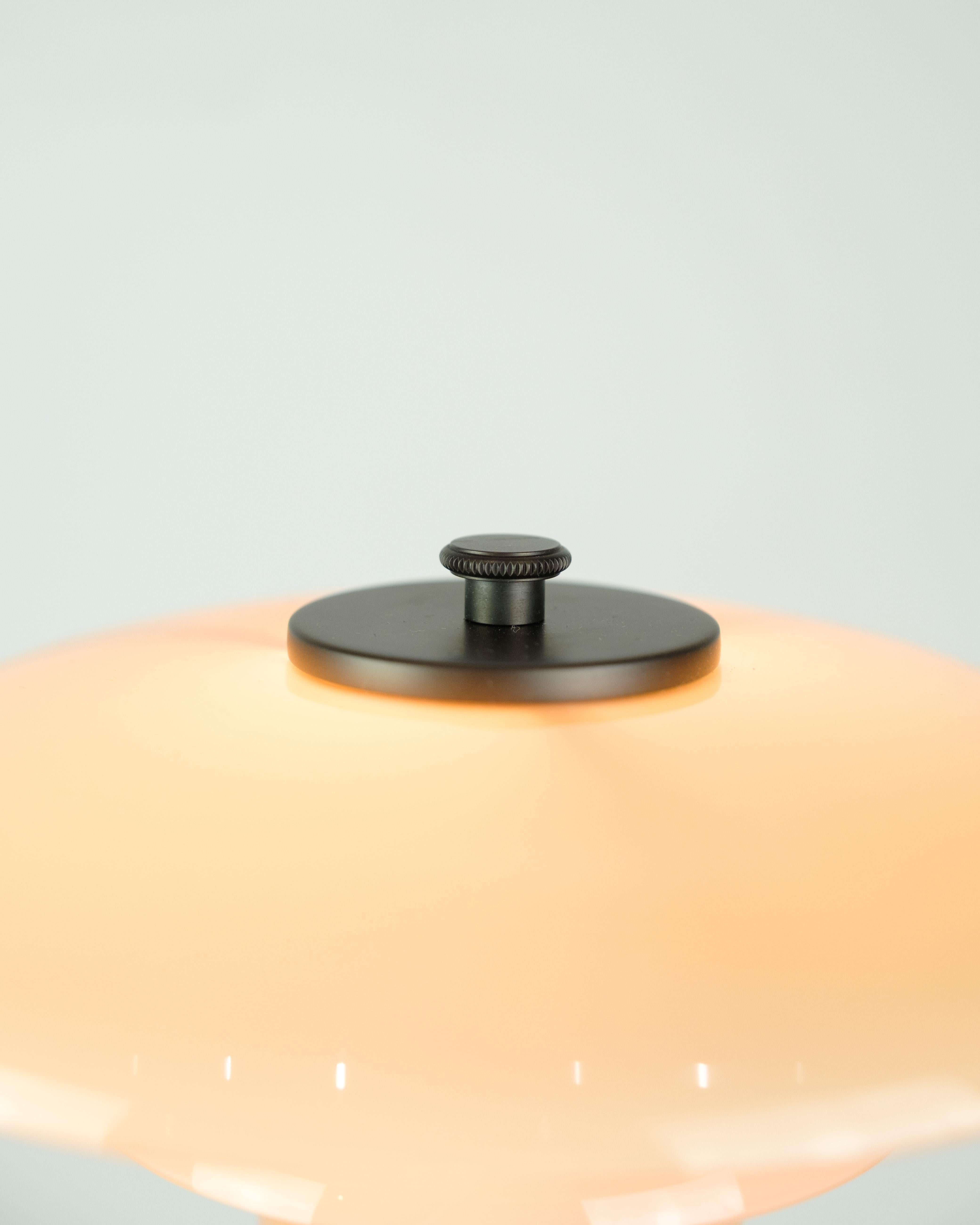 Danois Lampe de bureau PH 2/1 édition limitée en terre cuite poussiéreuse fabriquée dans un cadre bruni en vente